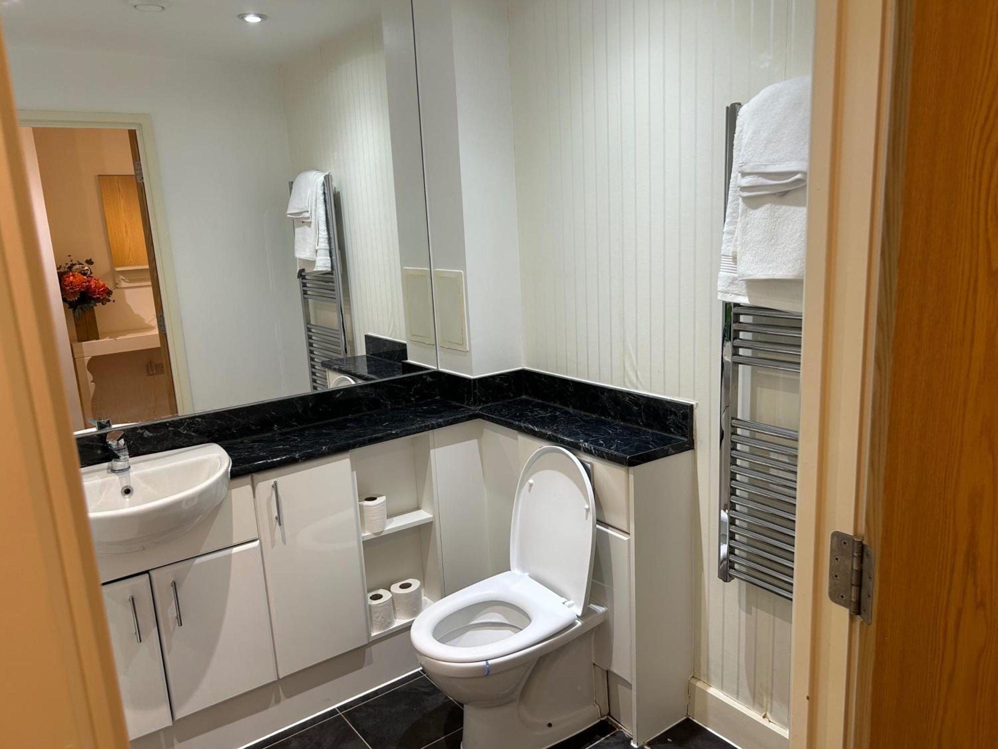 1-Bed Apt Sleeps 4 Central To Shops & Transport Apartamento *