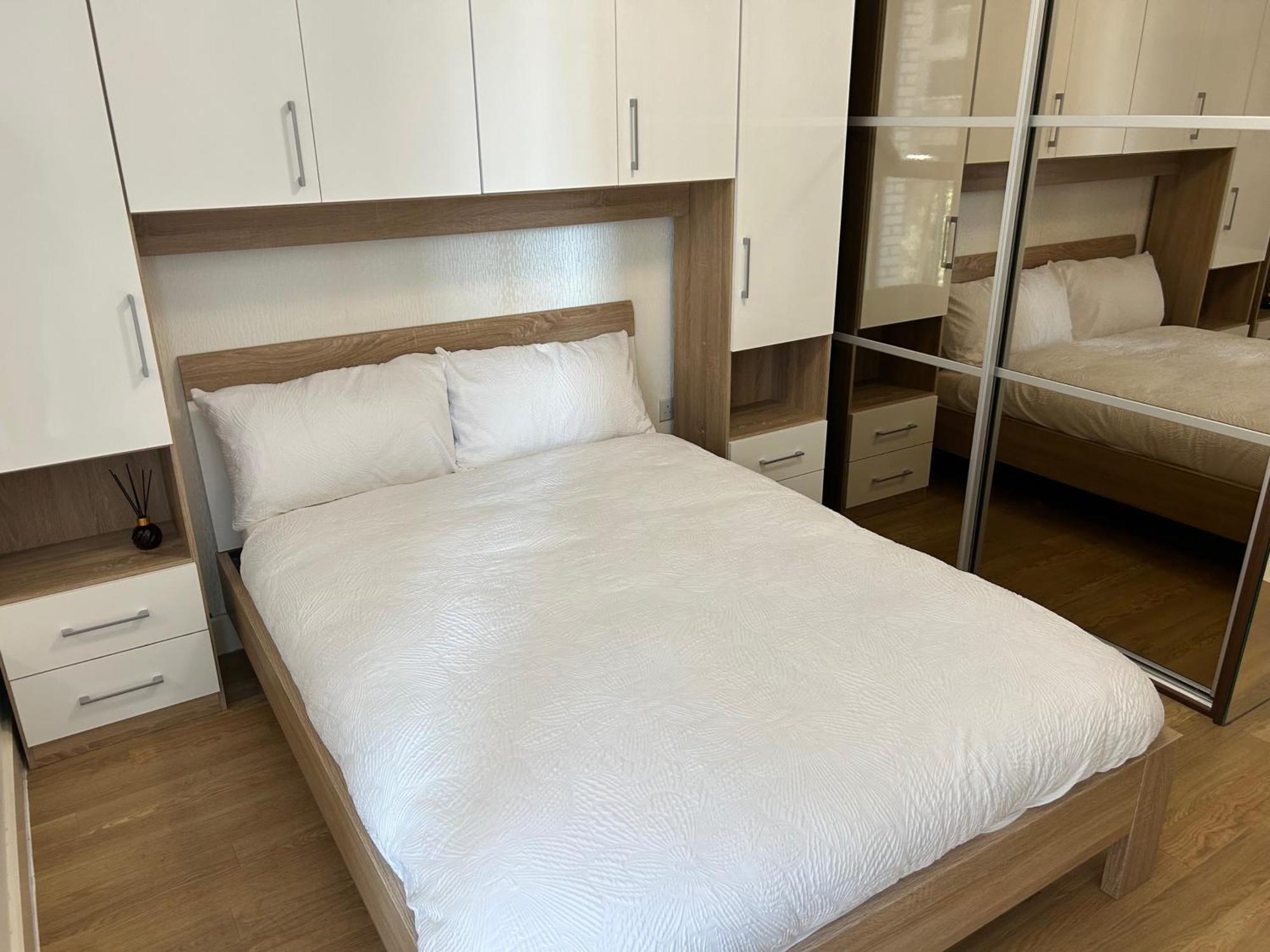 1-Bed Apt Sleeps 4 Central To Shops & Transport Londres