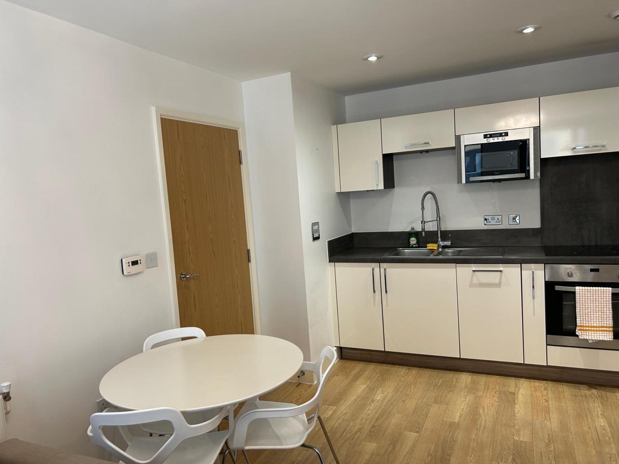 1-Bed Apt Sleeps 4 Central To Shops & Transport * Londres