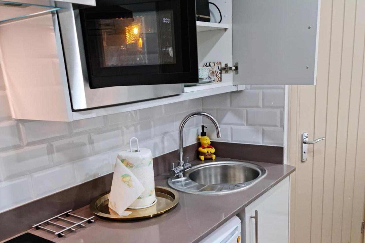 Studio-sleeps 2-garden-30 Min Ldn * London