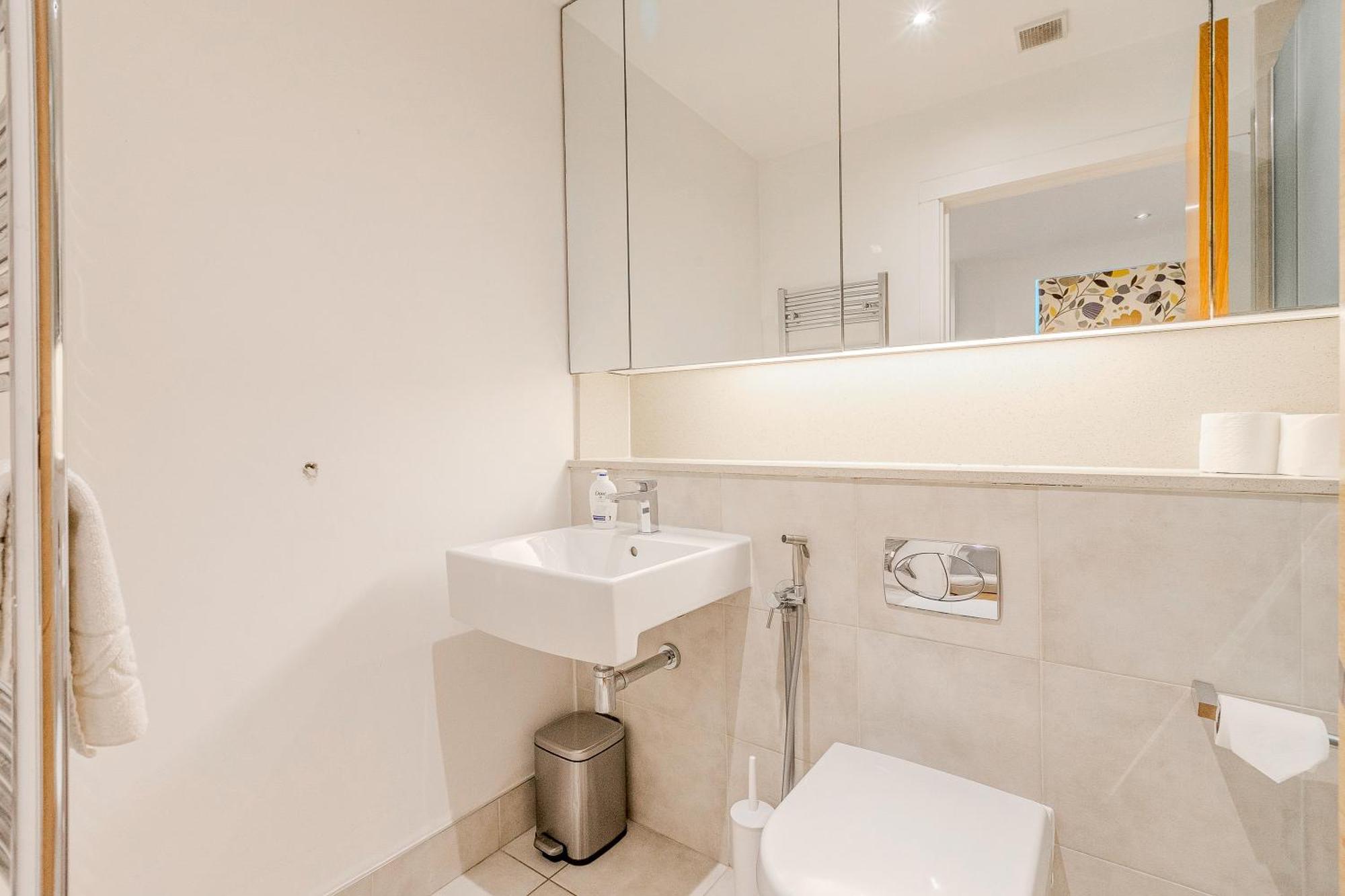 Upscale 3br W Balcony, 3min Railway Station Apartamento