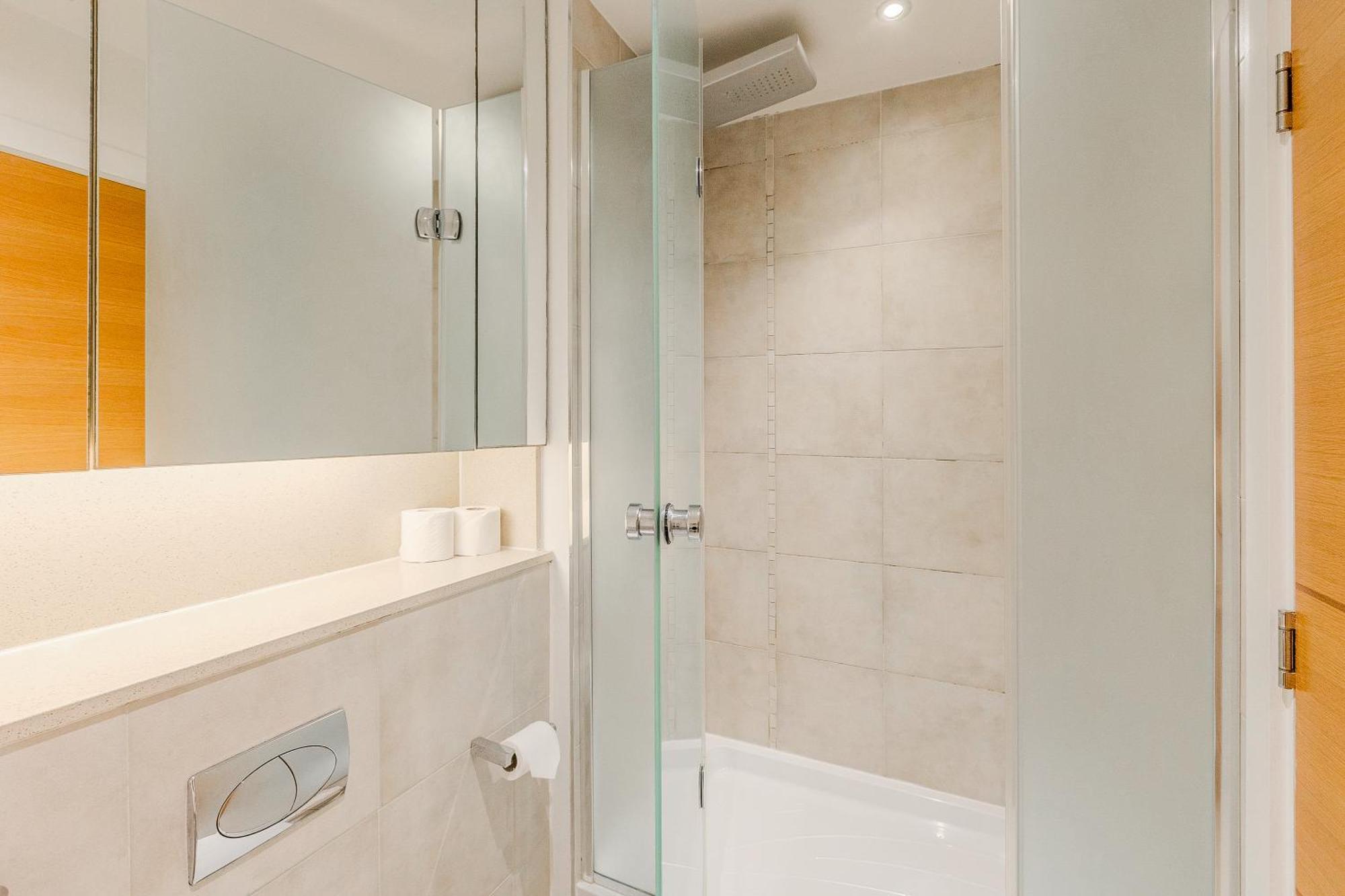 Upscale 3br W Balcony, 3min Railway Station * Londres