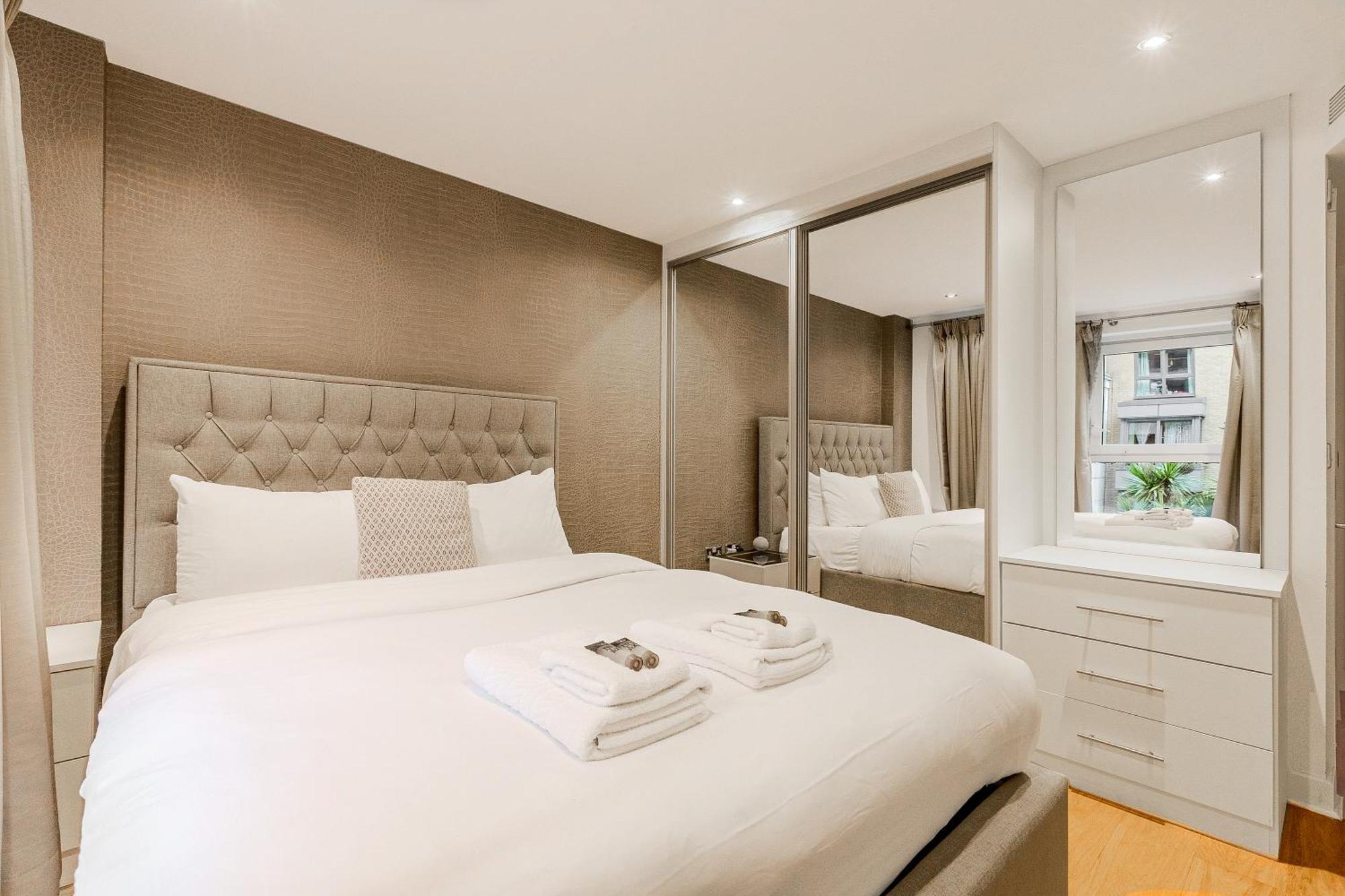Upscale 3br W Balcony, 3min Railway Station Apartamento