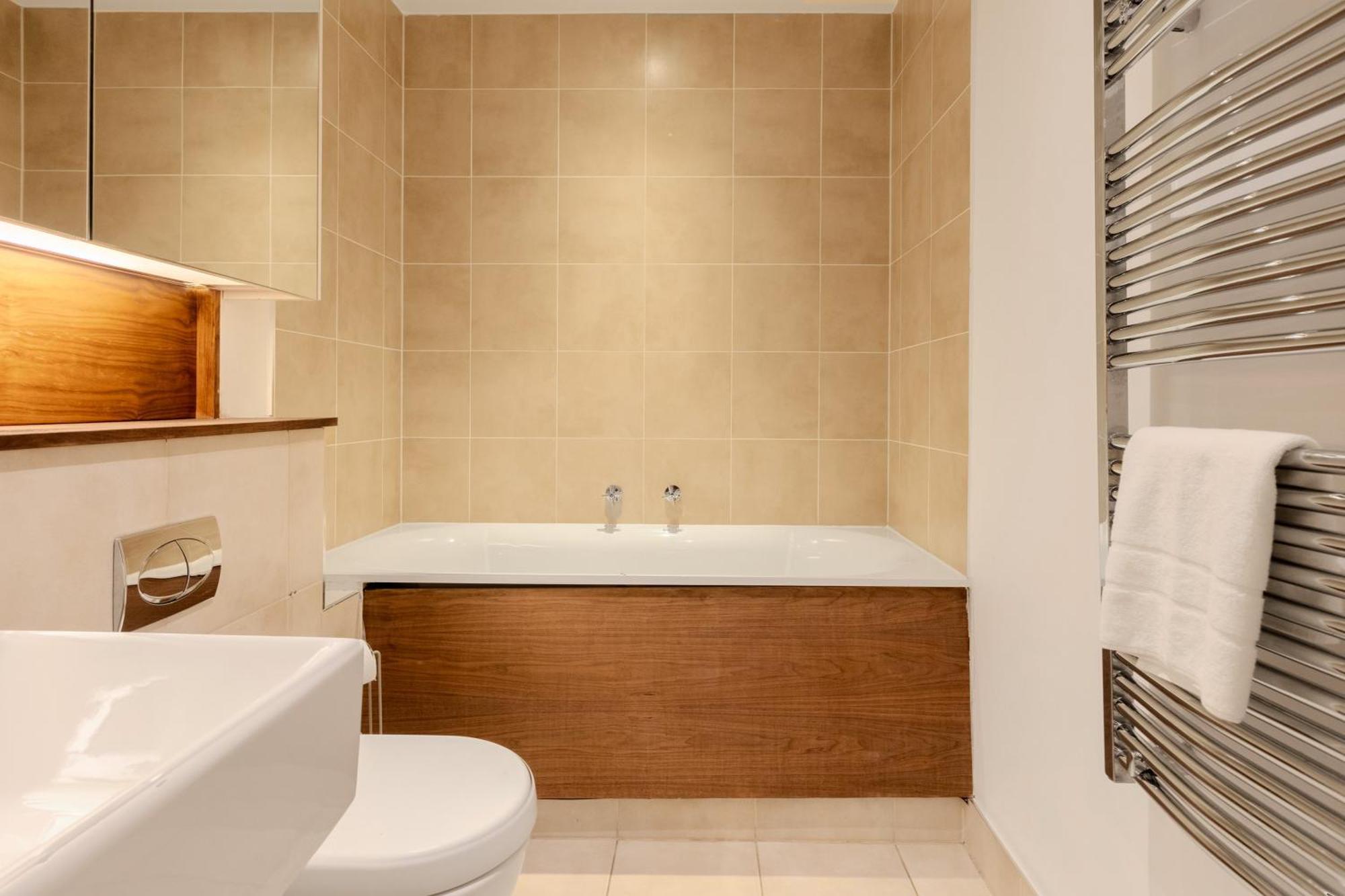 Upscale 3br W Balcony, 3min Railway Station Apartamento