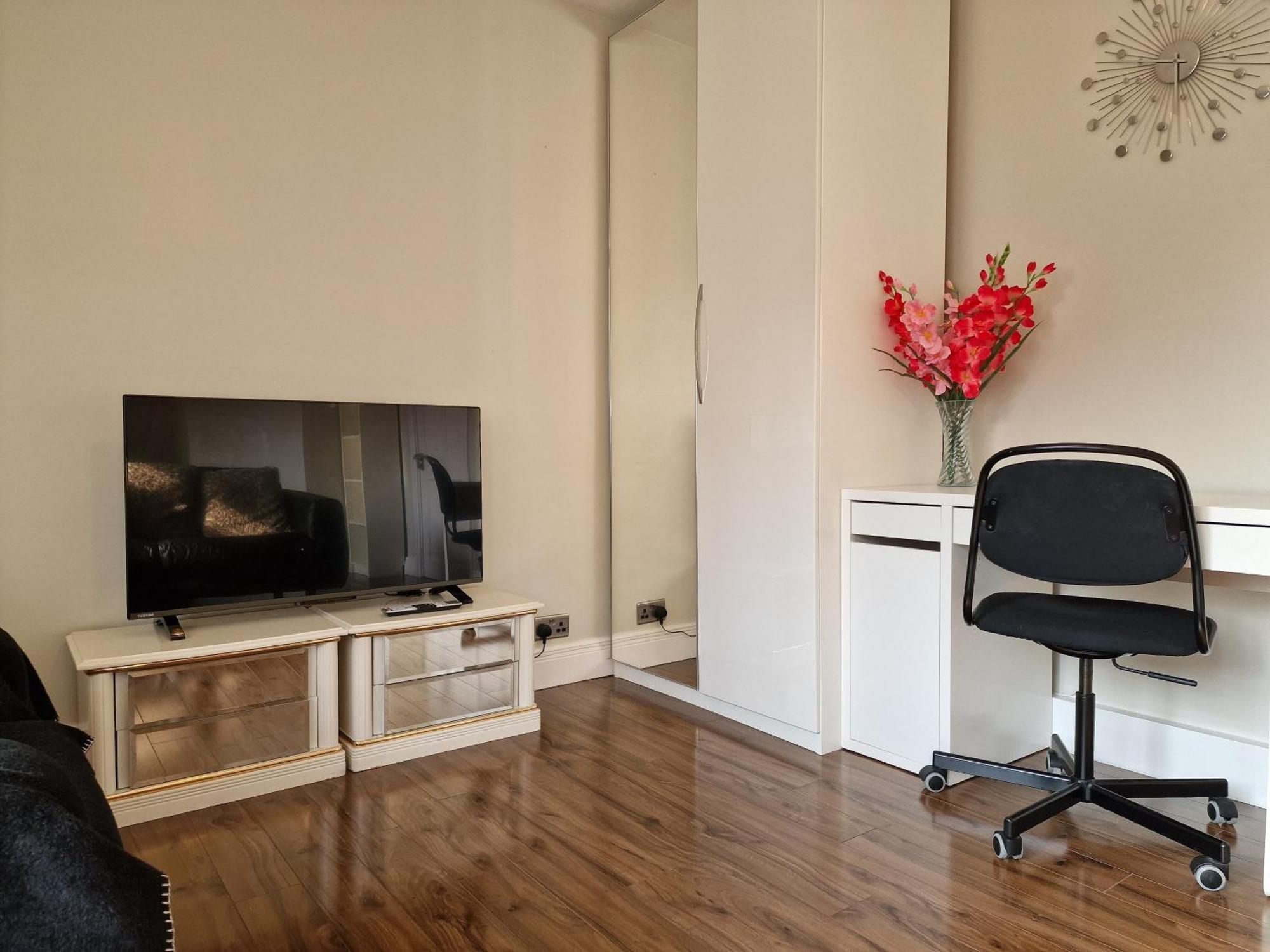2 Bed Close To * London