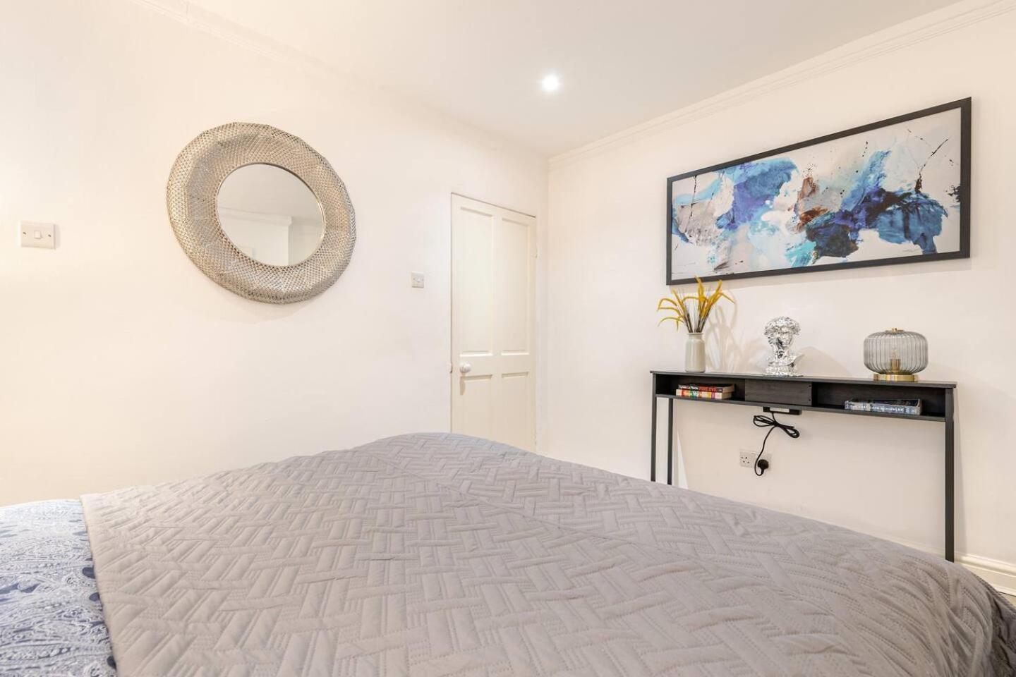Secluded Modern Private By Buckingham Palace