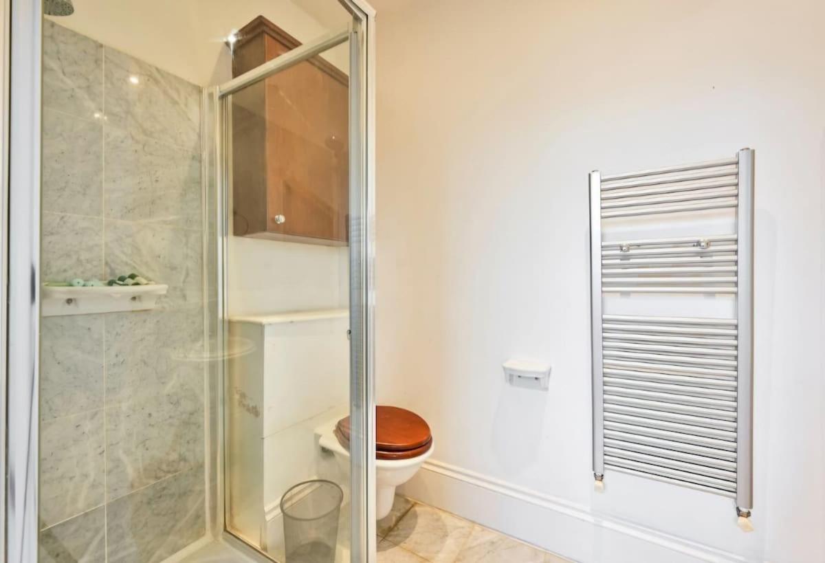 5 Bedrooms House In Chelsea *