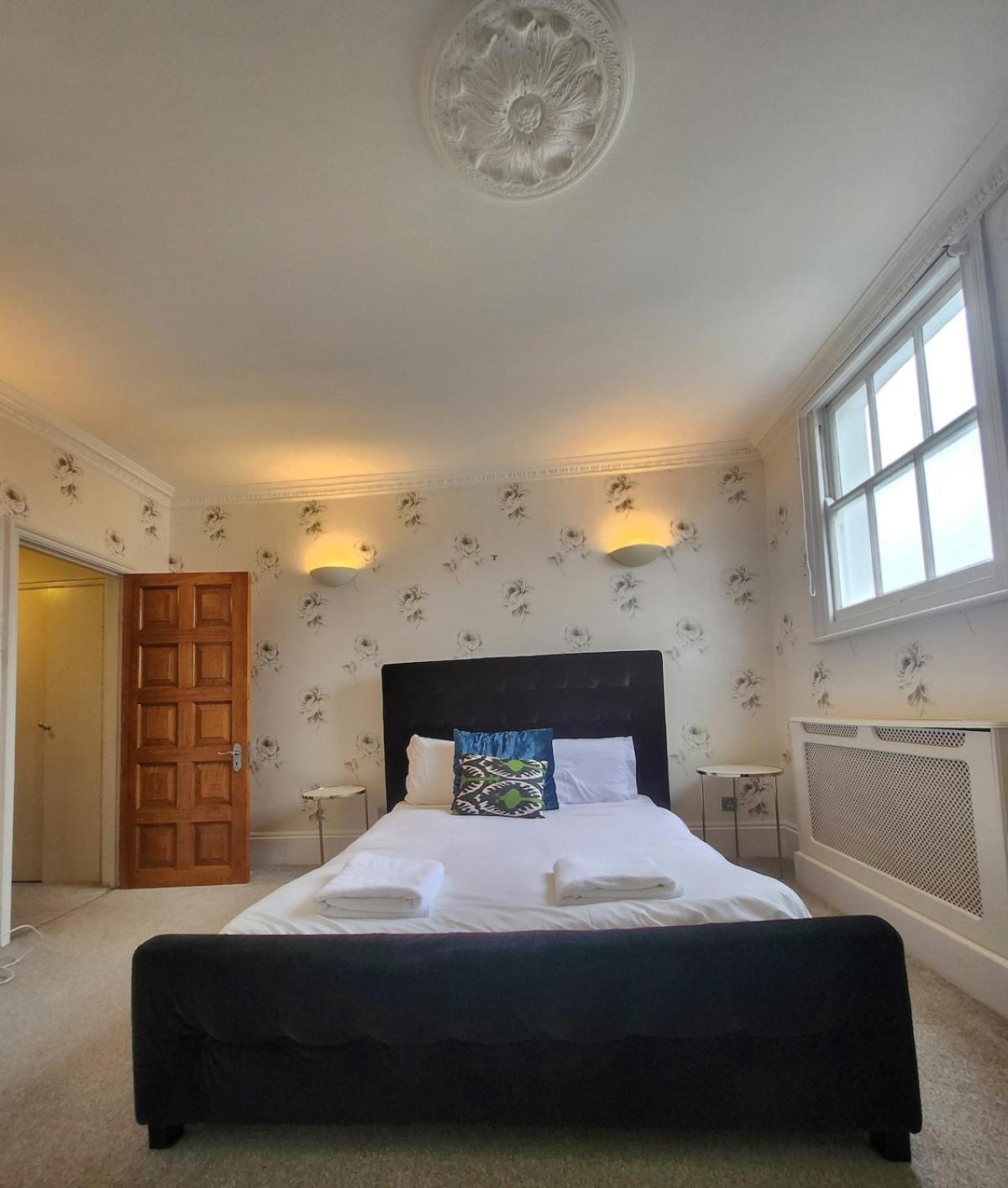 5 Bedrooms House In Chelsea *