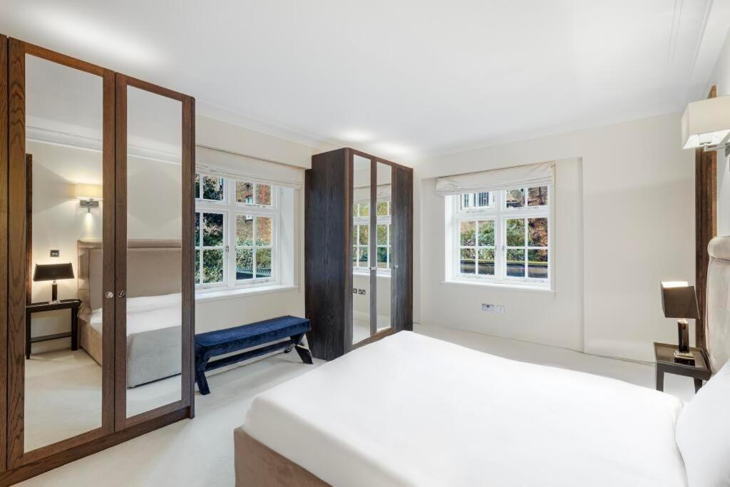 Spacious And Private By Royal Palace Apartment London