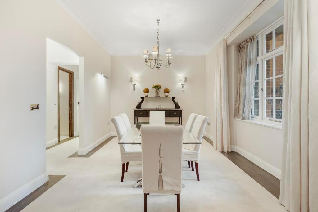 Spacious And Private By Royal Palace Apartment