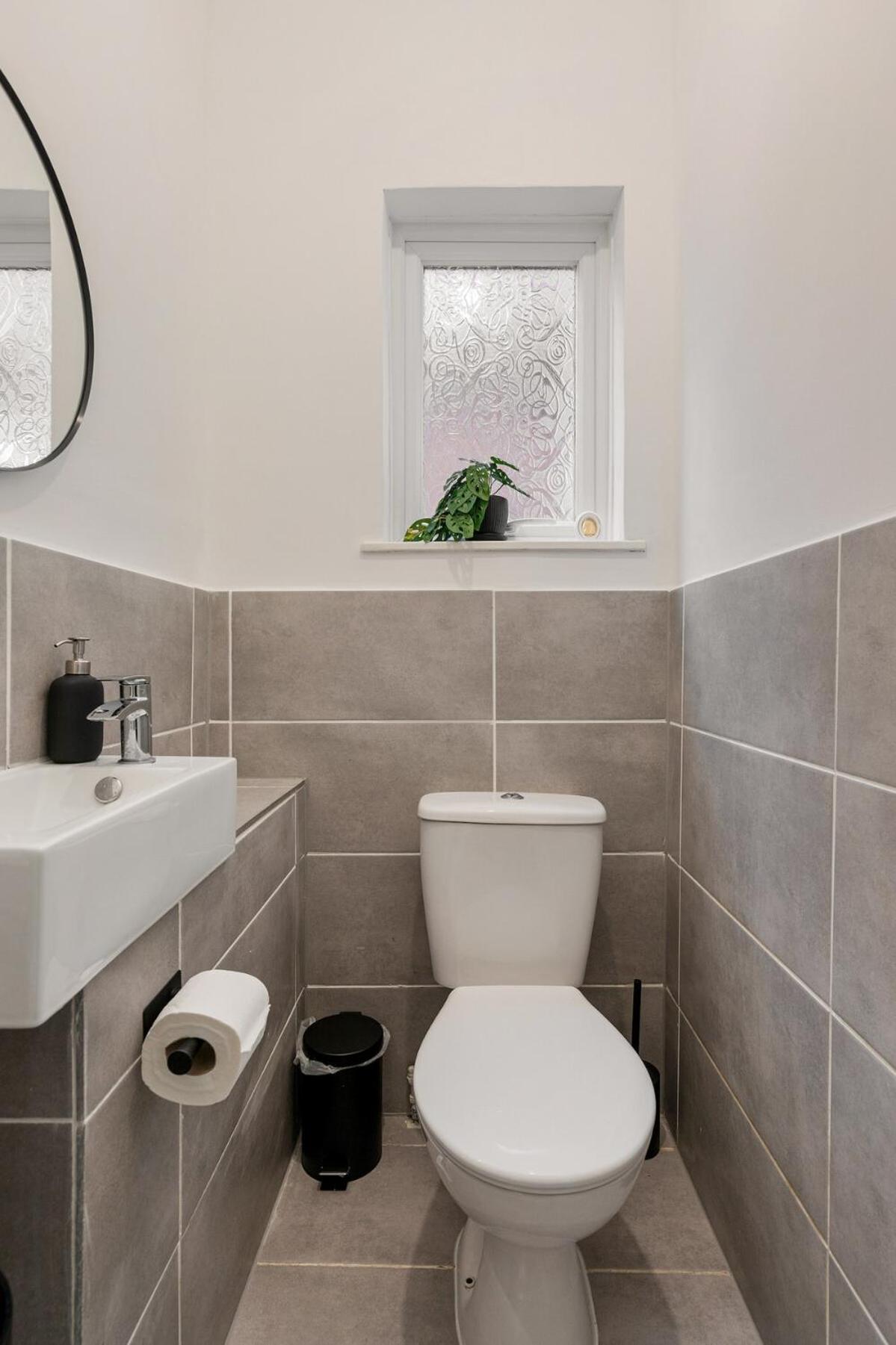 Modern 4 Bedroom House In Woodgreen Apartment *