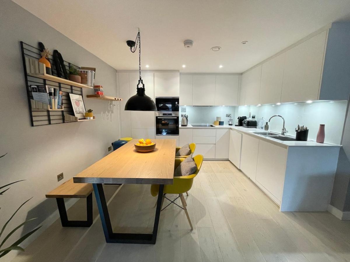 Stylish & Modern 2-bed With Private Terrace Apartment