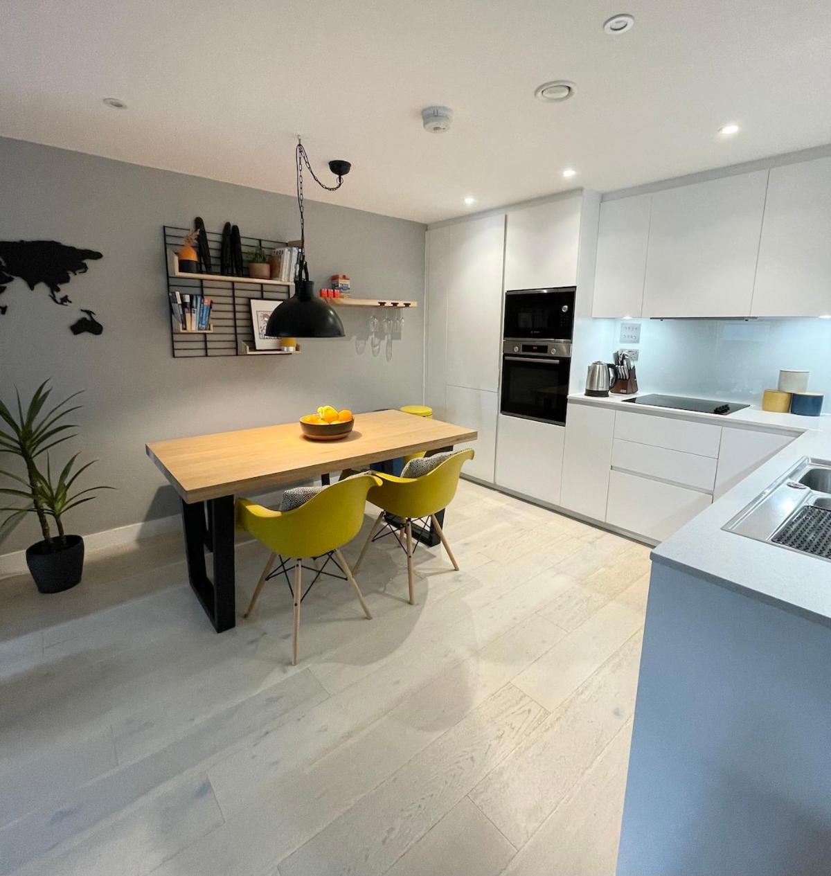 Stylish & Modern 2-bed With Private Terrace London