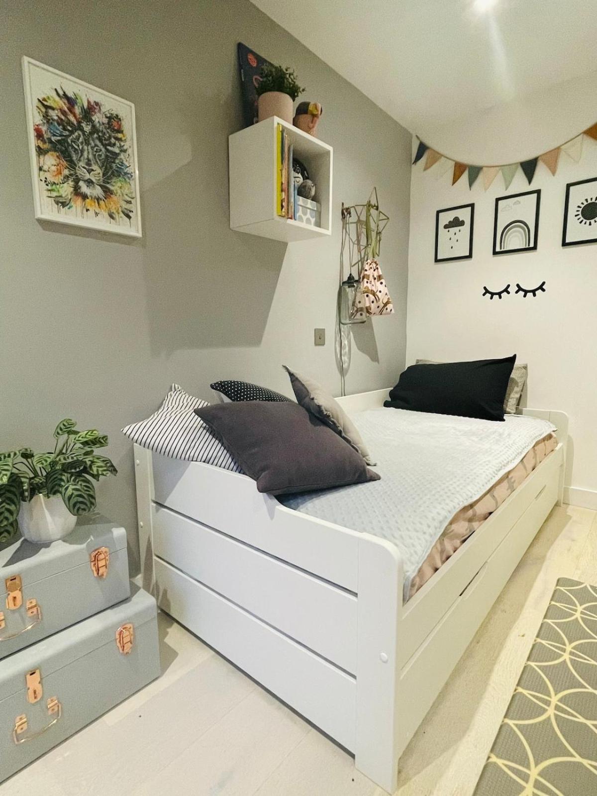 Stylish & Modern 2-bed With Private Terrace Apartment *