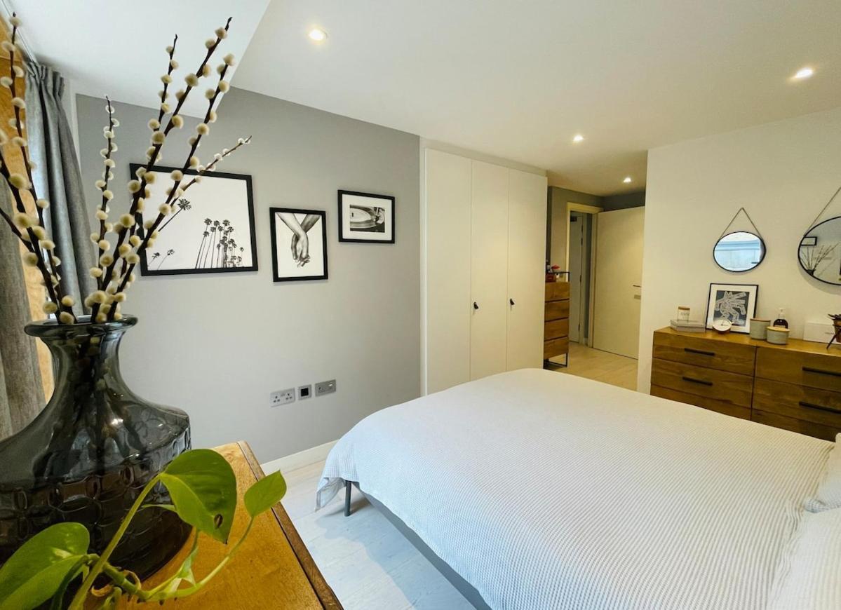 Stylish & Modern 2-bed With Private Terrace Apartment