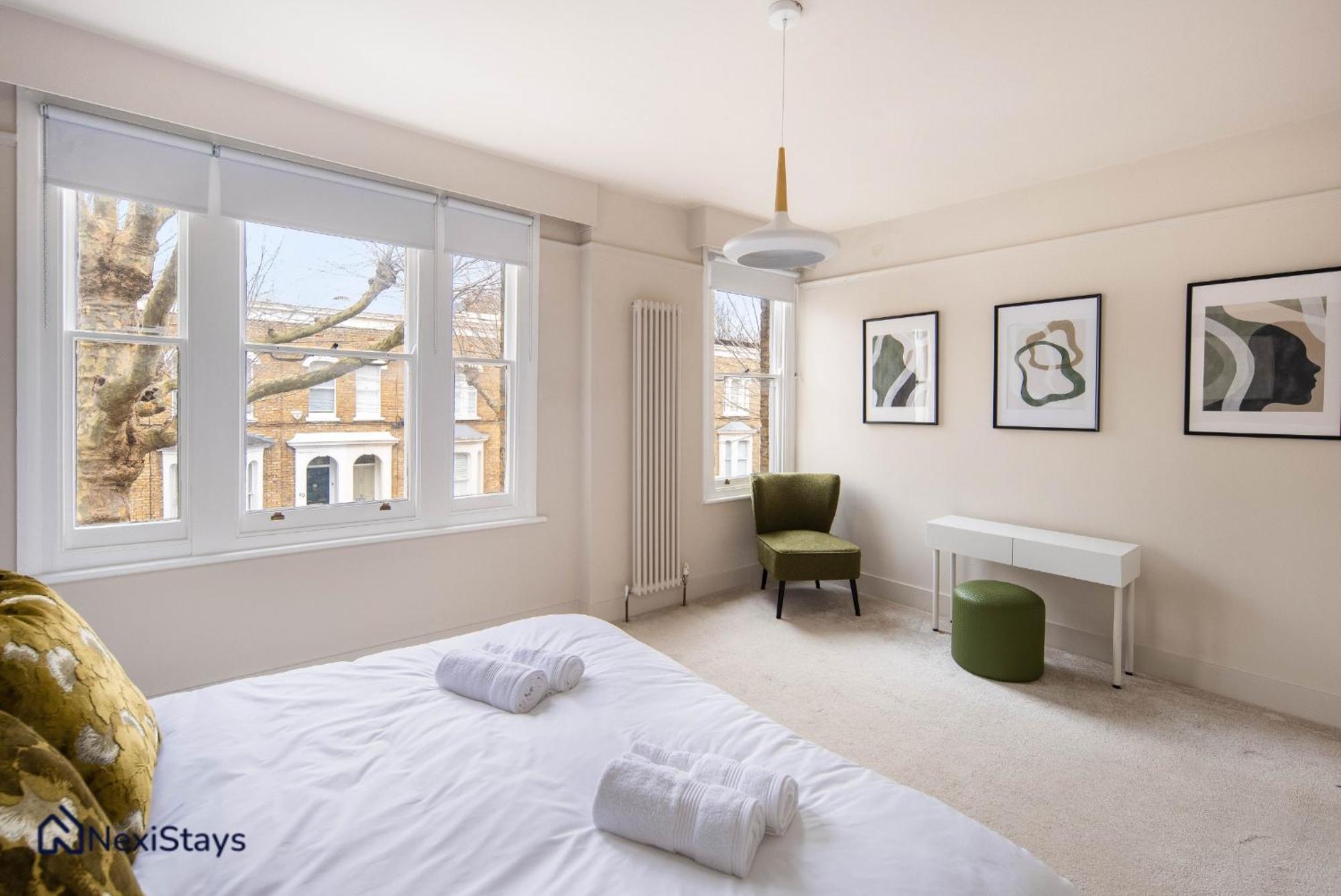 10 Mins Walk To The Oval, The Kennington Retreat * London
