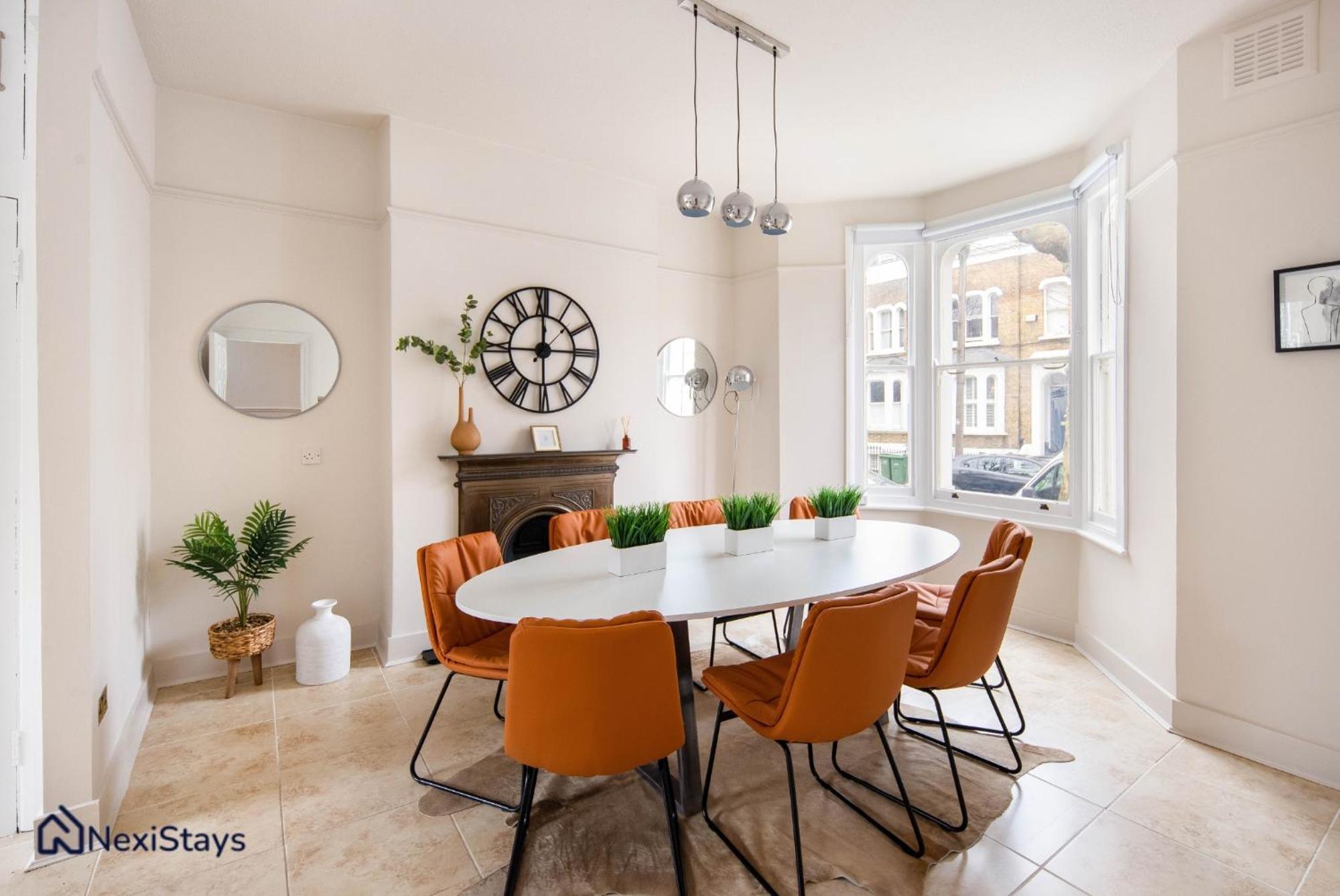 10 Mins Walk To The Oval, The Kennington Retreat Apartment London