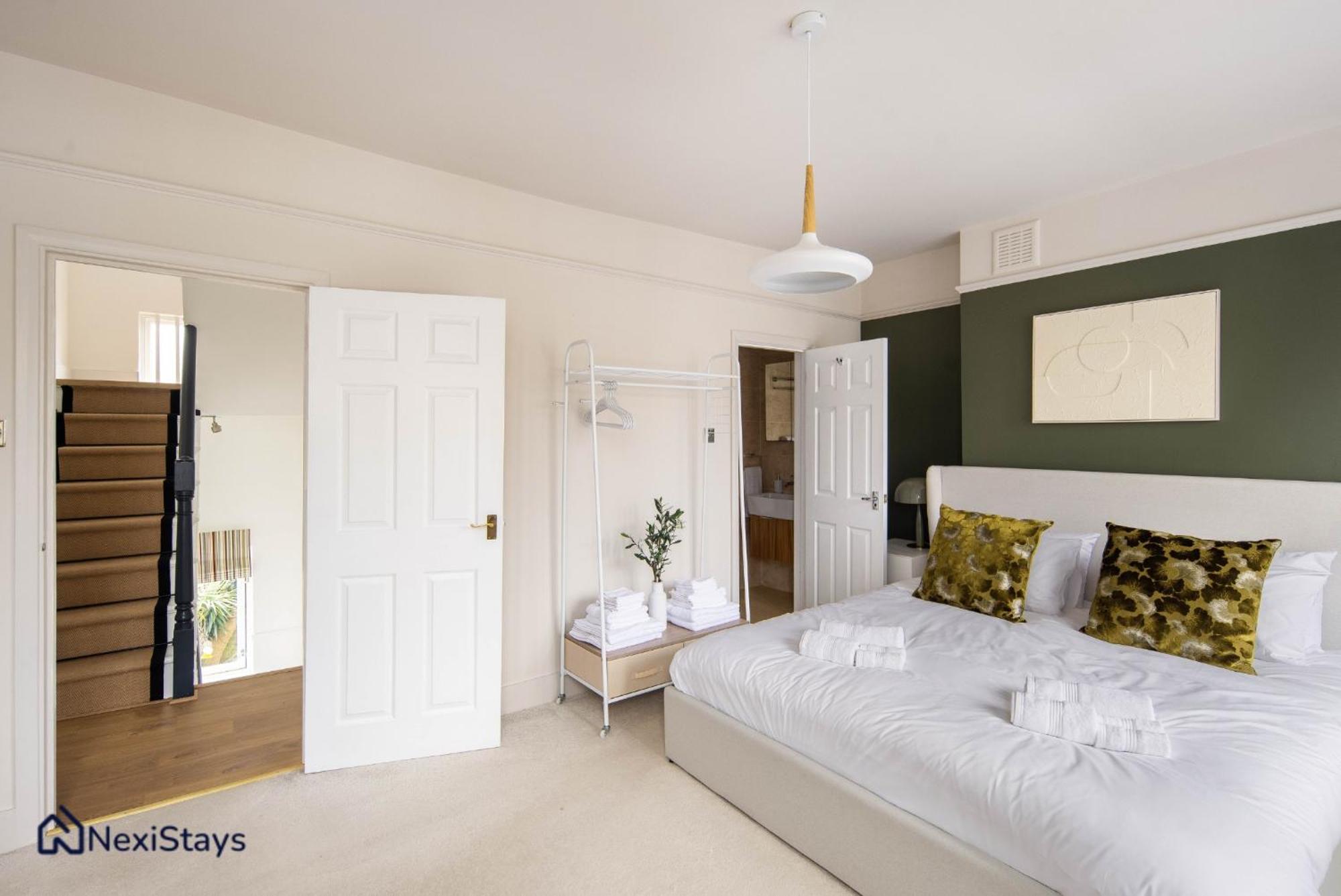 10 Mins Walk To The Oval, The Kennington Retreat Apartment London