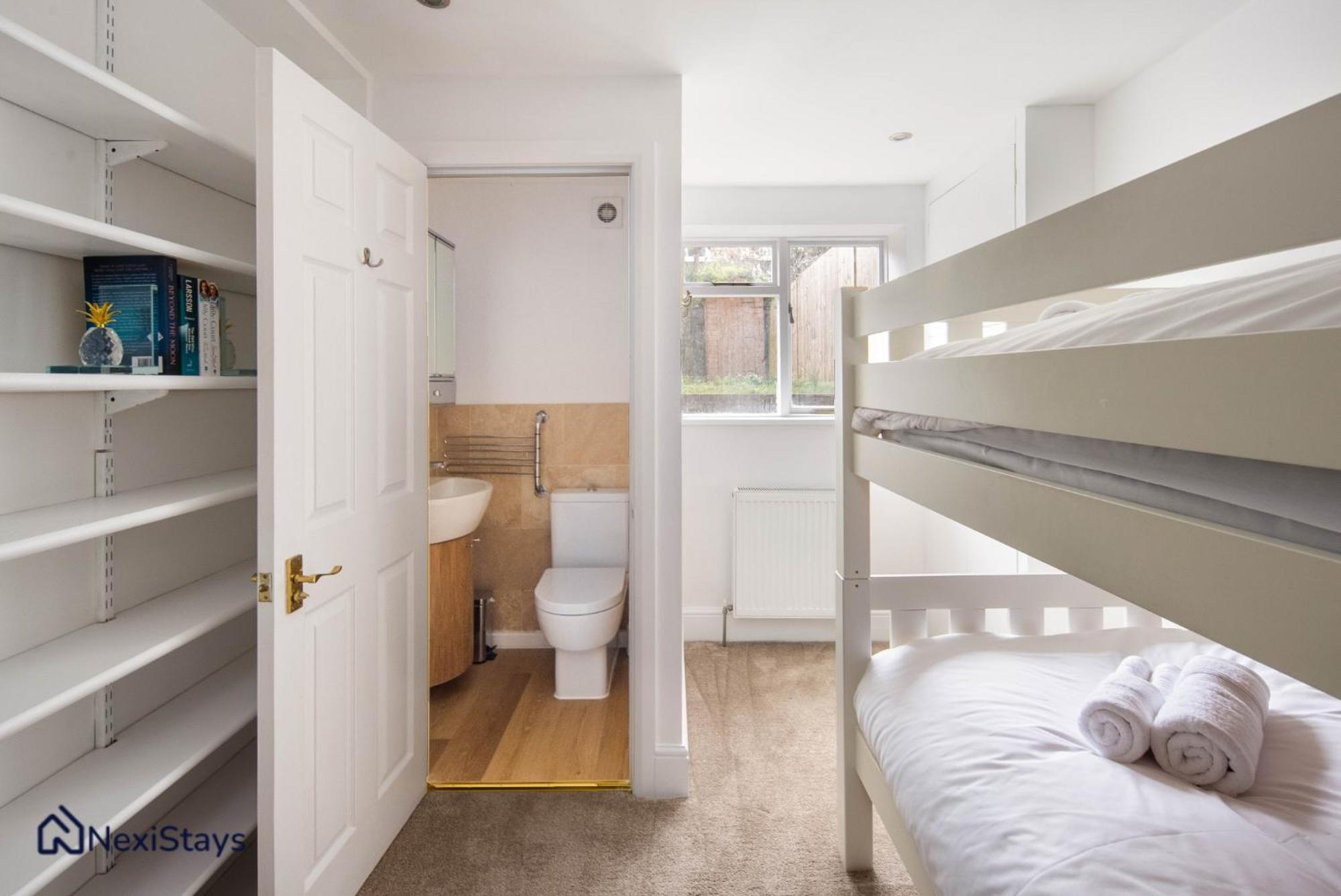 10 Mins Walk To The Oval, The Kennington Retreat Apartment *