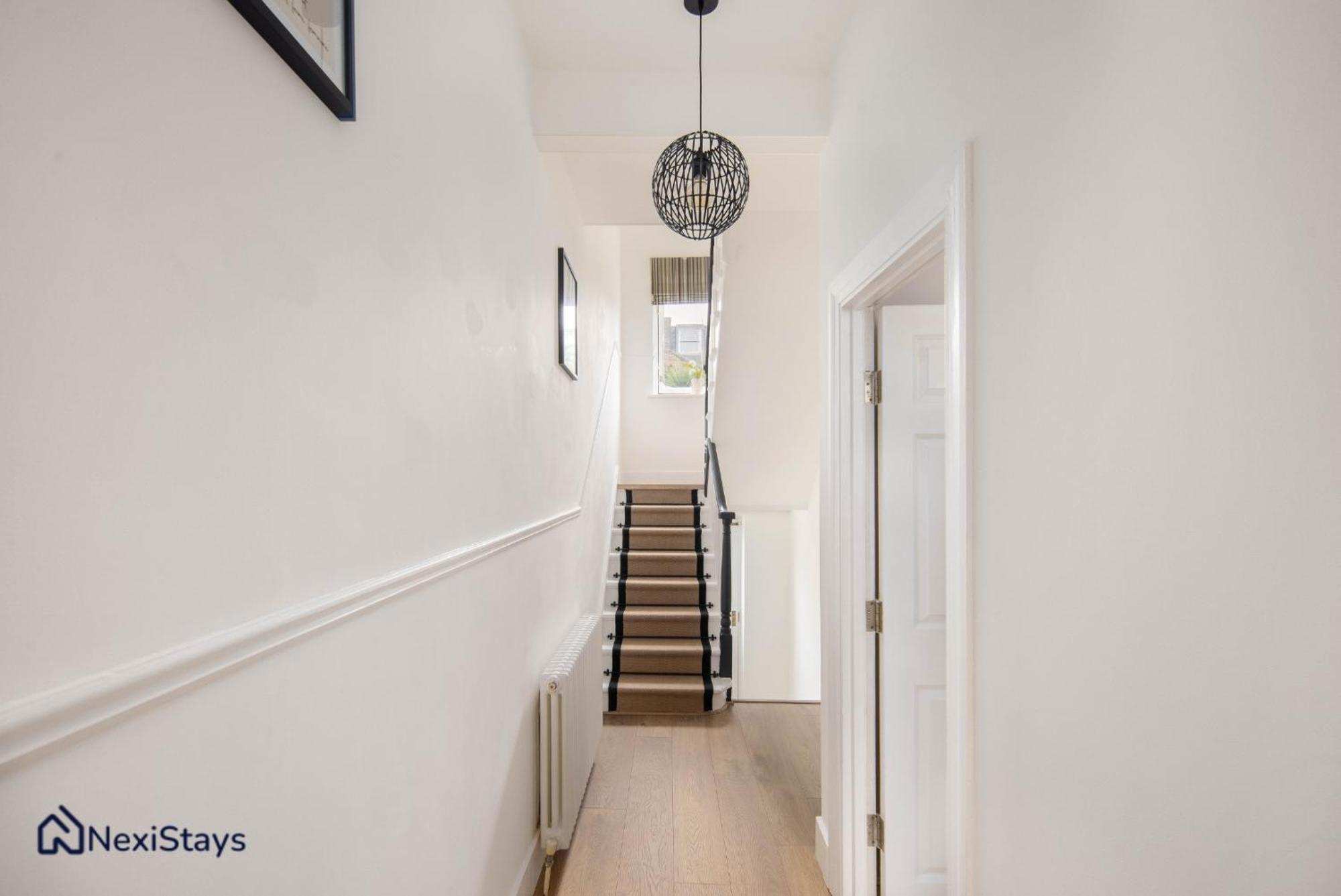 10 Mins Walk To The Oval, The Kennington Retreat Apartment London