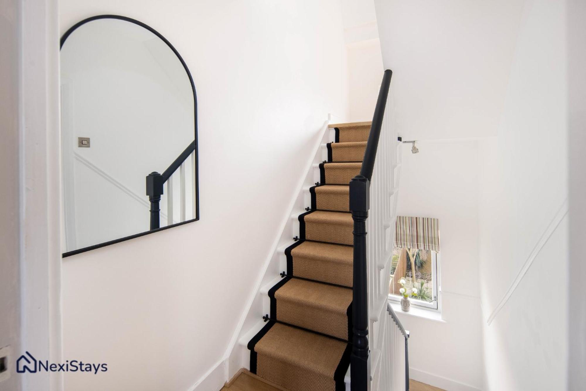10 Mins Walk To The Oval, The Kennington Retreat Apartment *