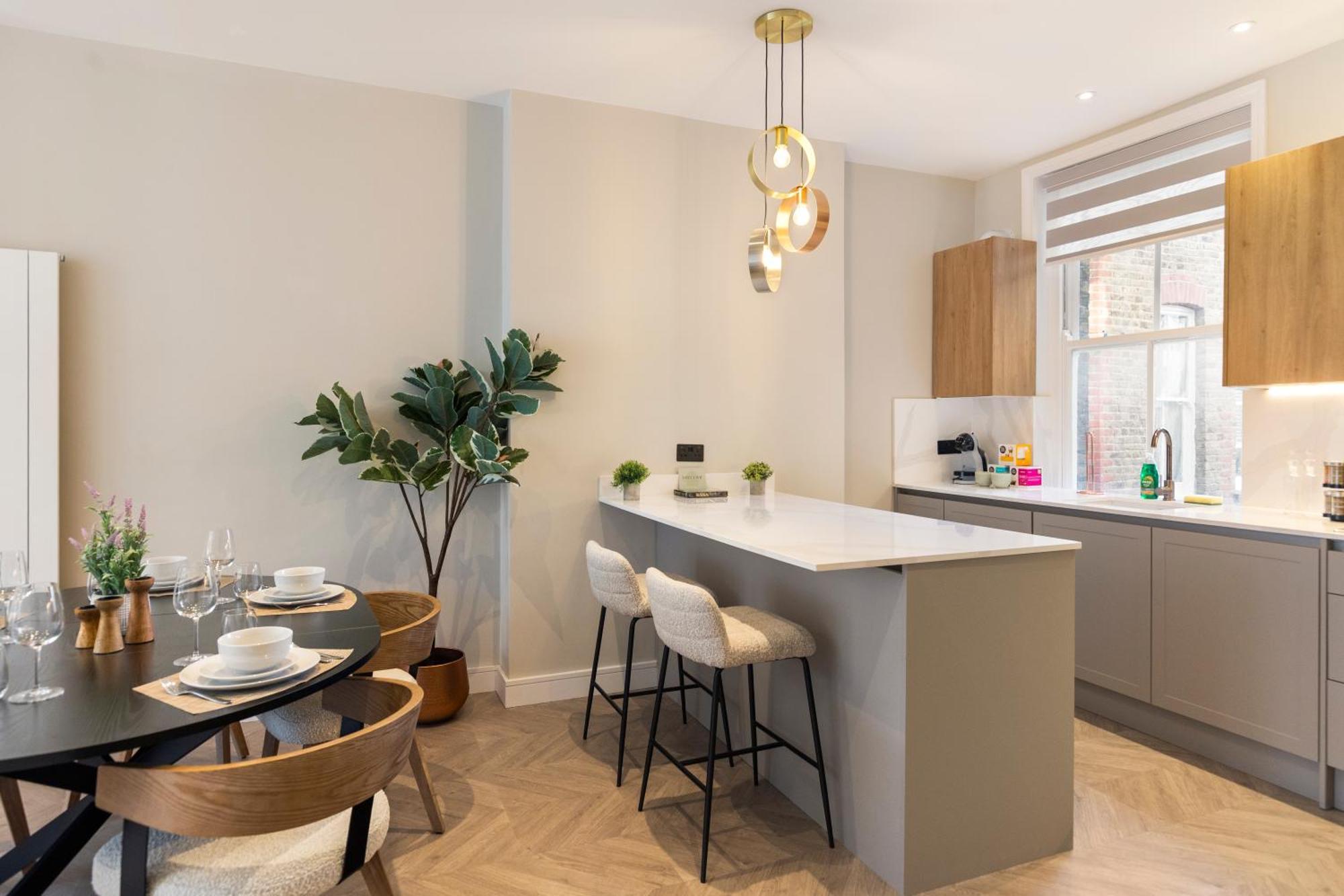 Luxury 3 Bedroom Flat 5 Min Walk To Maida Vale Tube Station Londen