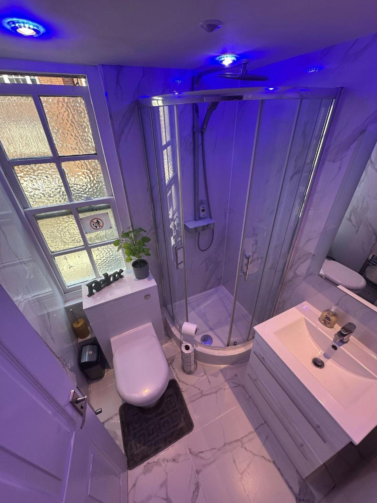 Spacious 3 Bedroom Flat In The Heart Of * London