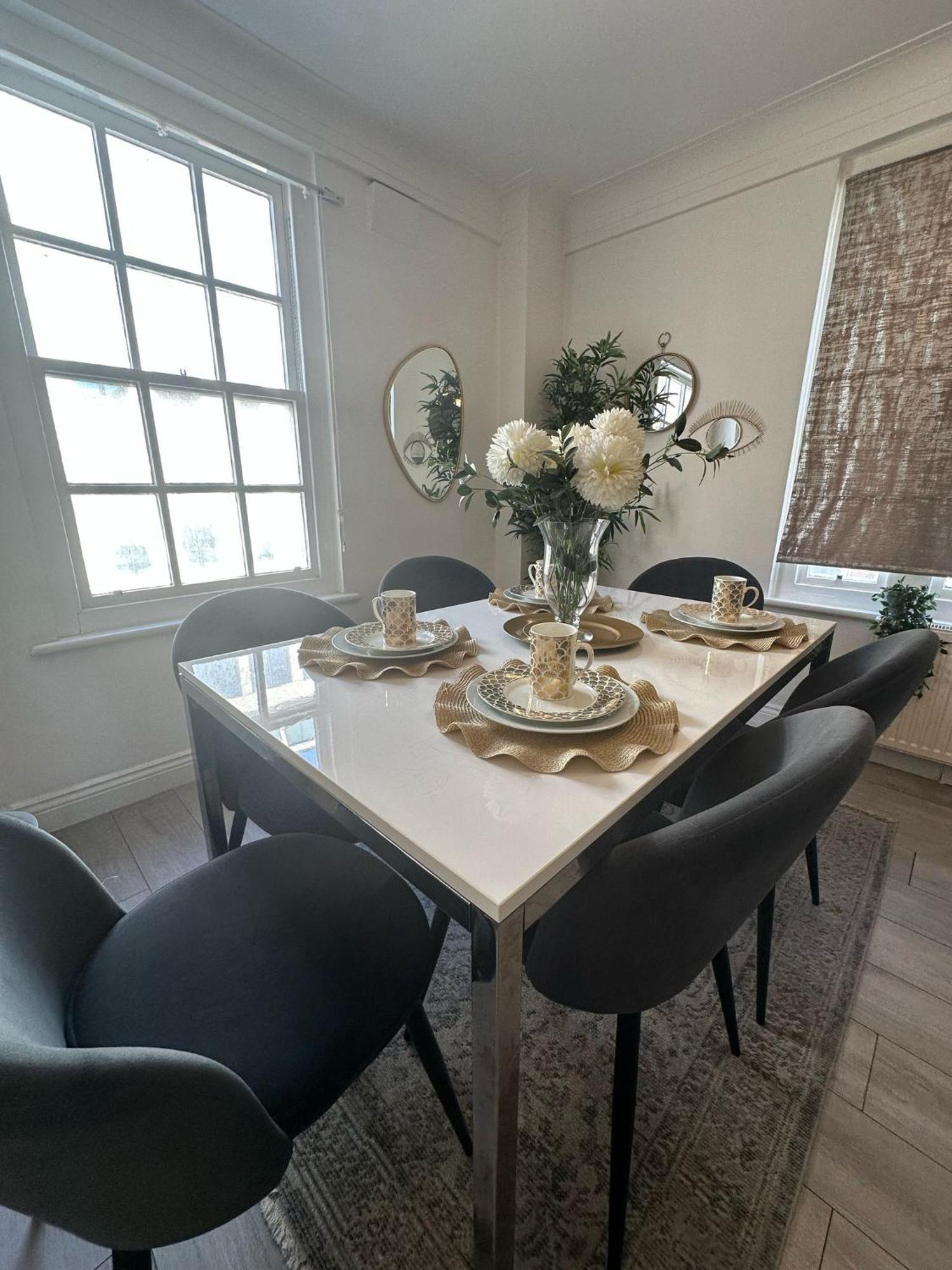 Spacious 3 Bedroom Flat In The Heart Of Apartment *