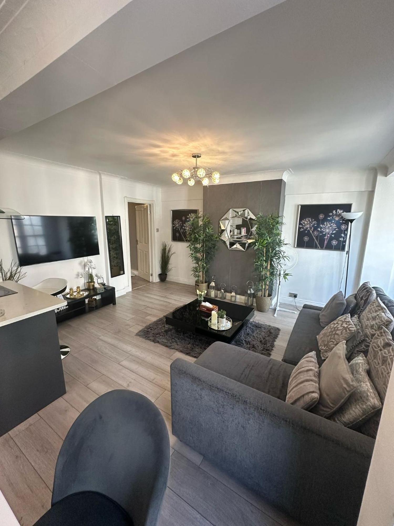 Spacious 3 Bedroom Flat In The Heart Of Apartment *