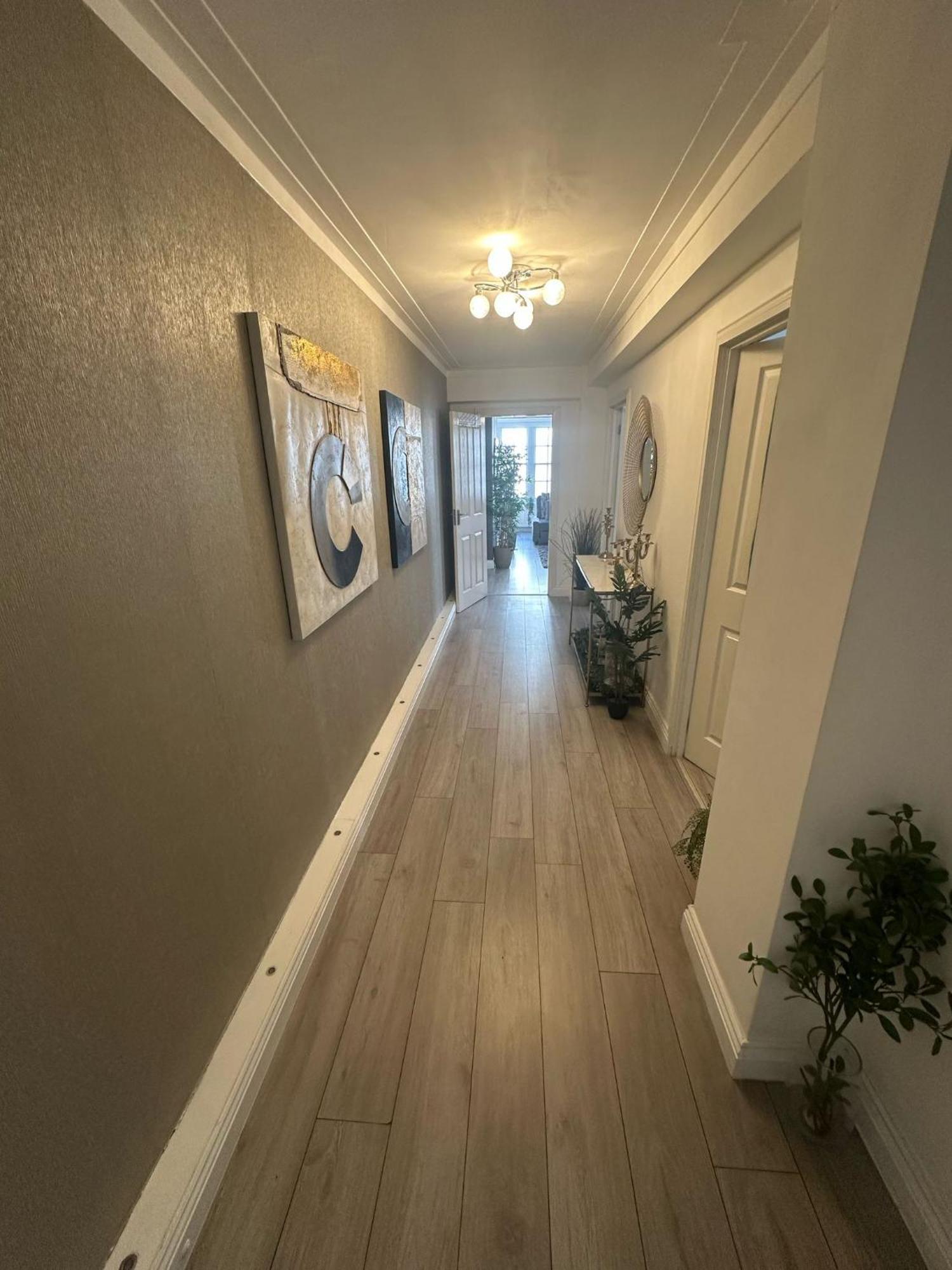 Spacious 3 Bedroom Flat In The Heart Of *