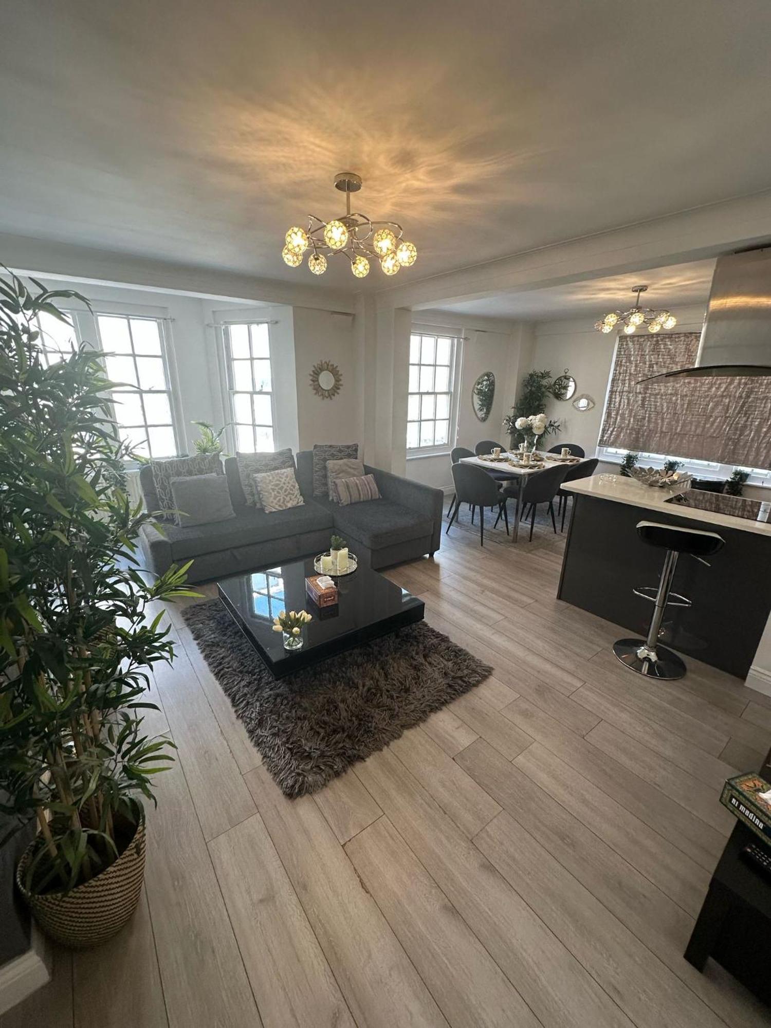 Apartment Spacious 3 Bedroom Flat In The Heart Of