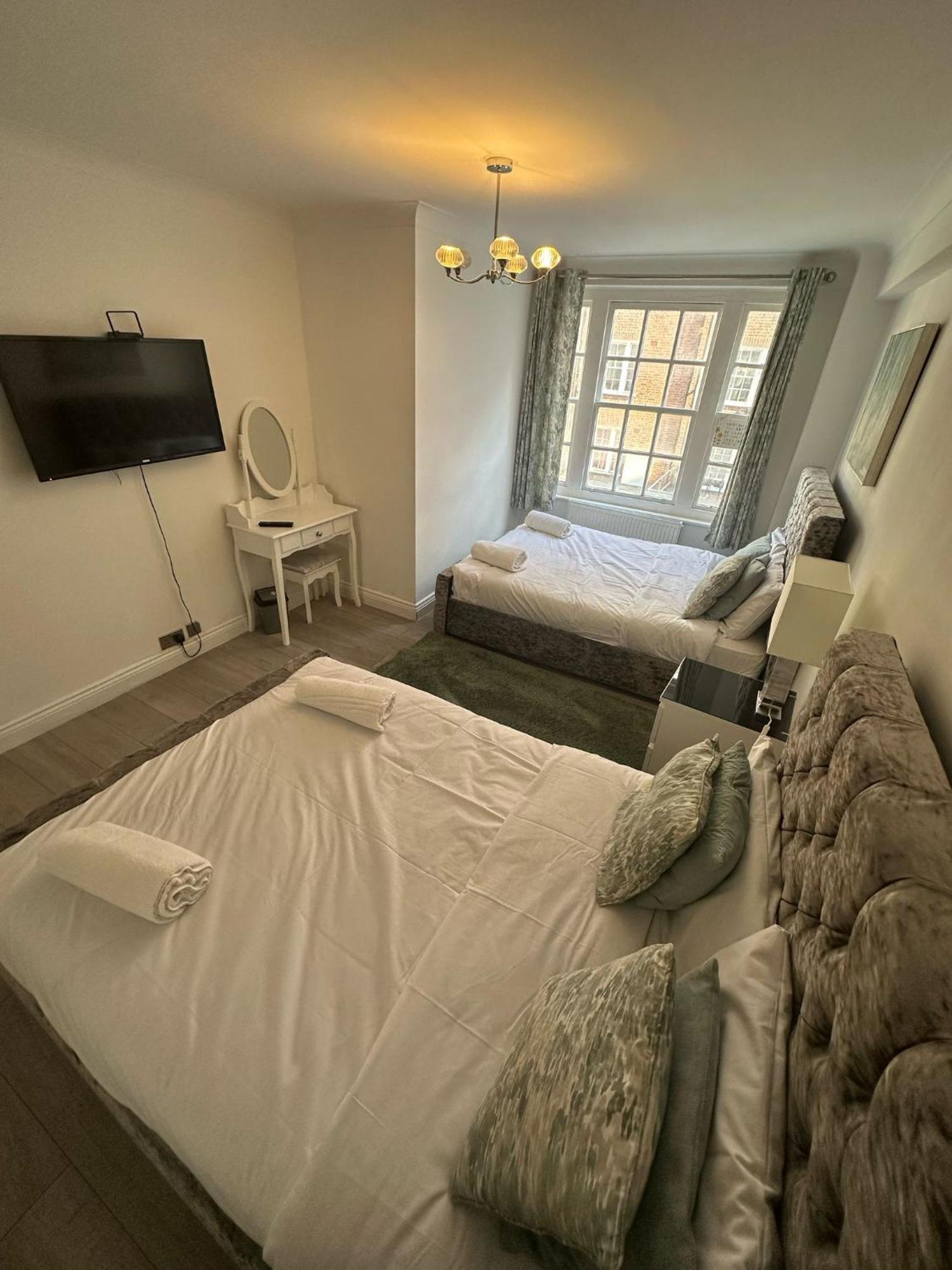 Spacious 3 Bedroom Flat In The Heart Of Apartment *