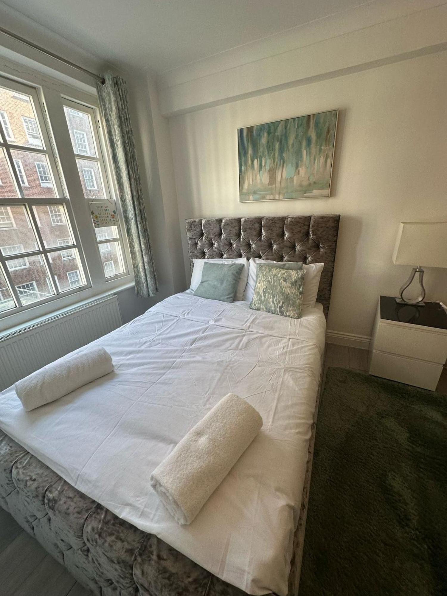 Spacious 3 Bedroom Flat In The Heart Of Apartment *