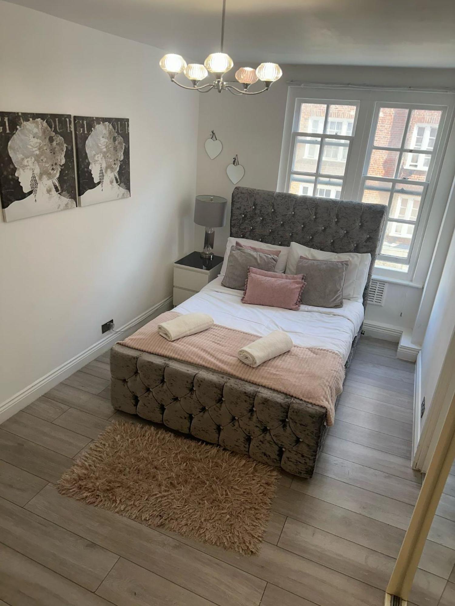 Spacious 3 Bedroom Flat In The Heart Of Apartment London
