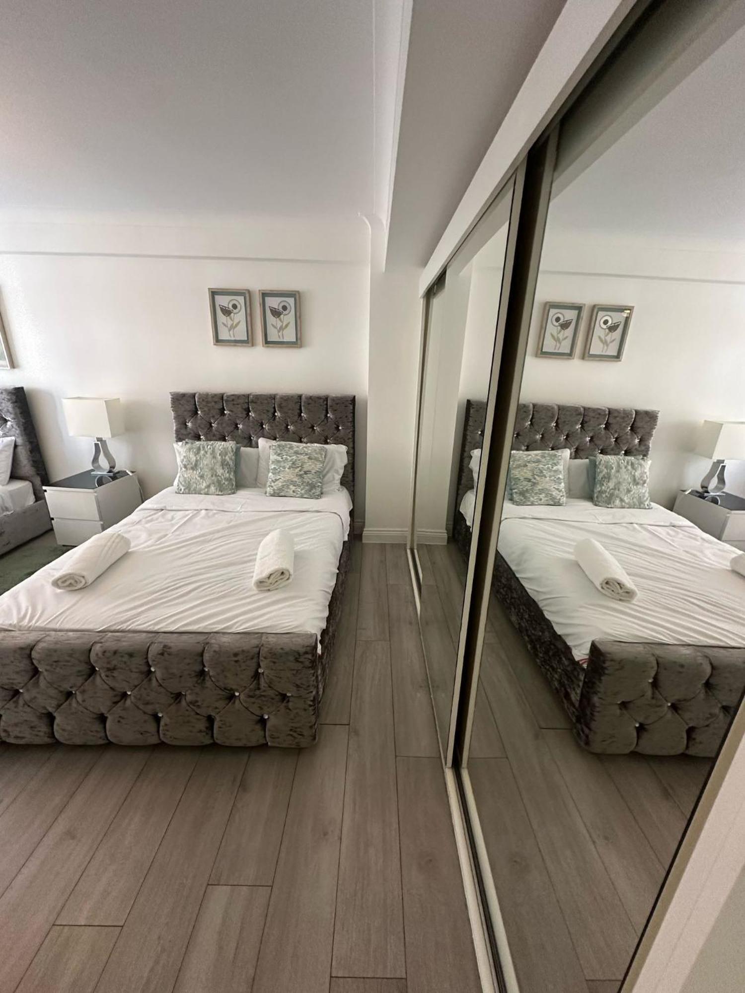 Spacious 3 Bedroom Flat In The Heart Of *