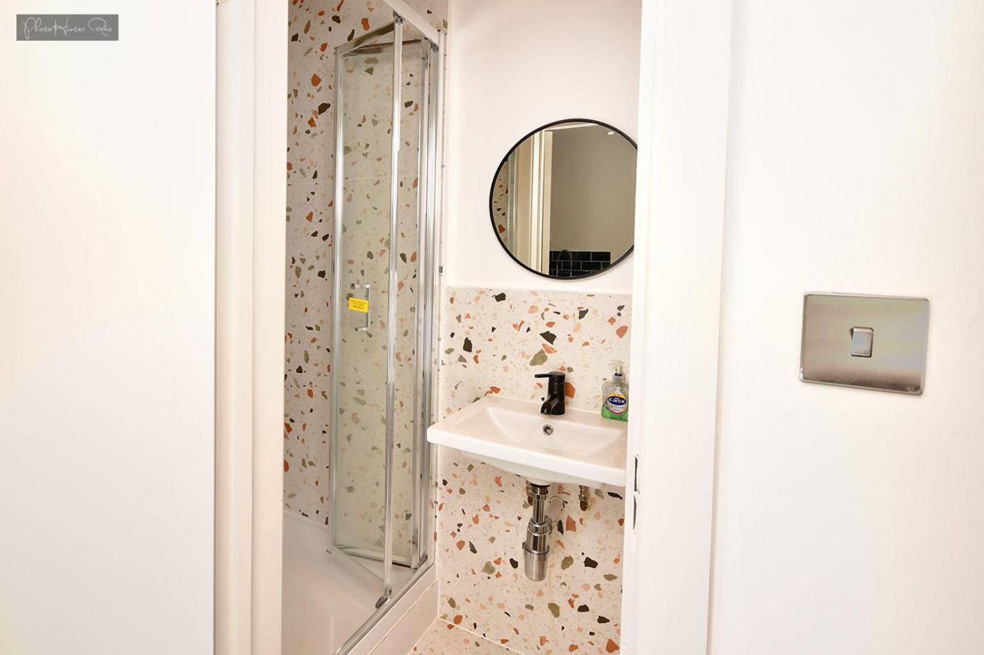 Gasthof Morden Stratford 2 With Shared Bathroom
