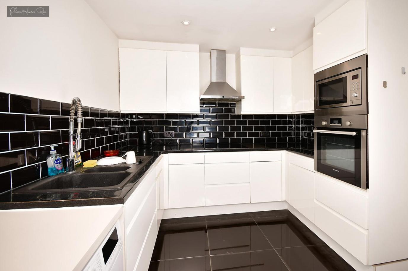 Morden Stratford 2 With Shared Bathroom Guest house