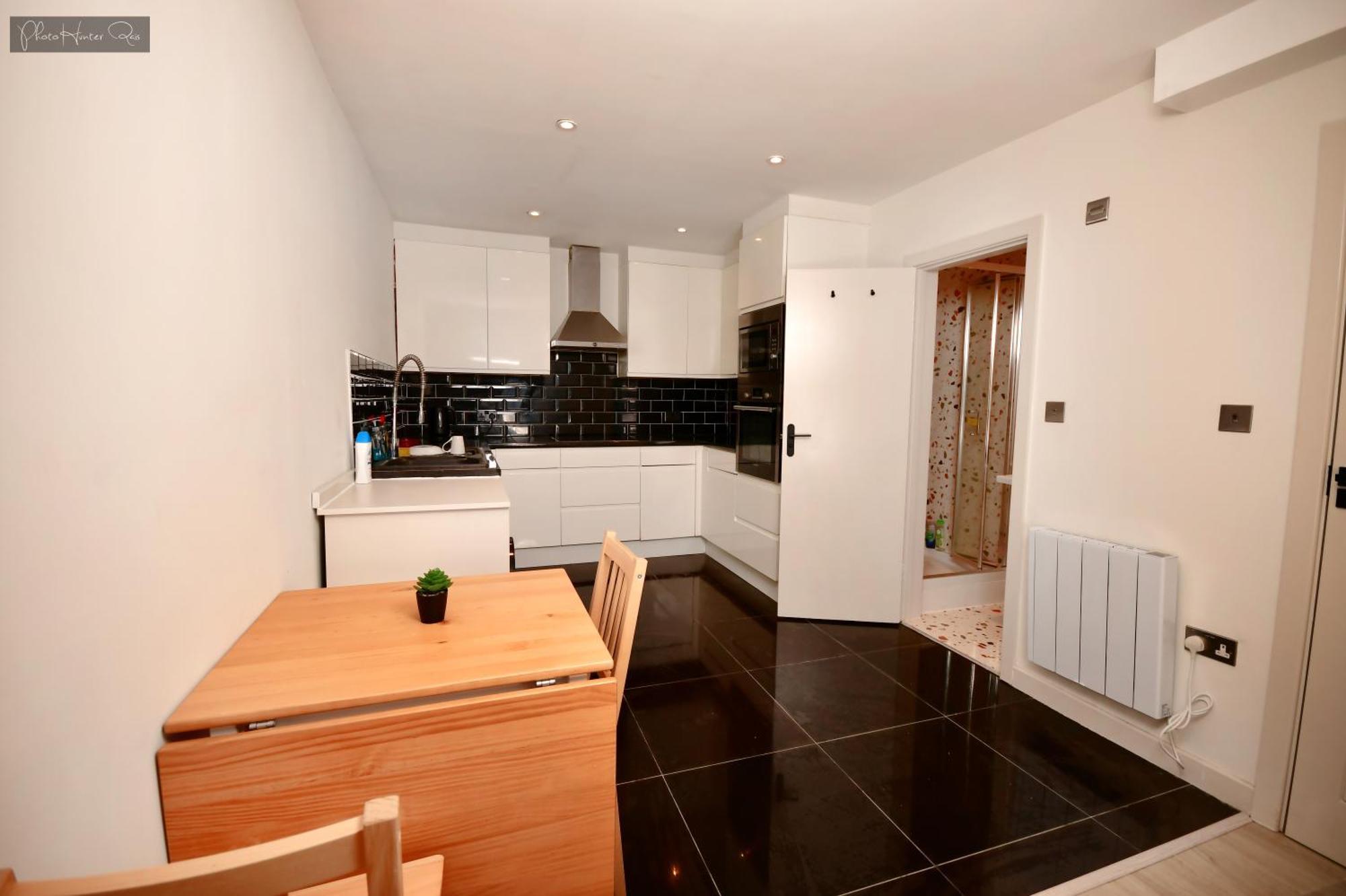 Gasthof Morden Stratford 2 With Shared Bathroom