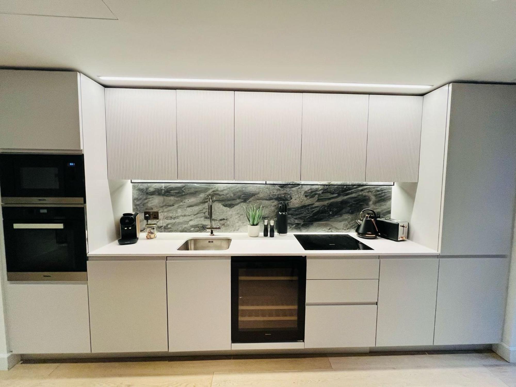 Luxury In White Living - Ideal For Family & Business Apartment London