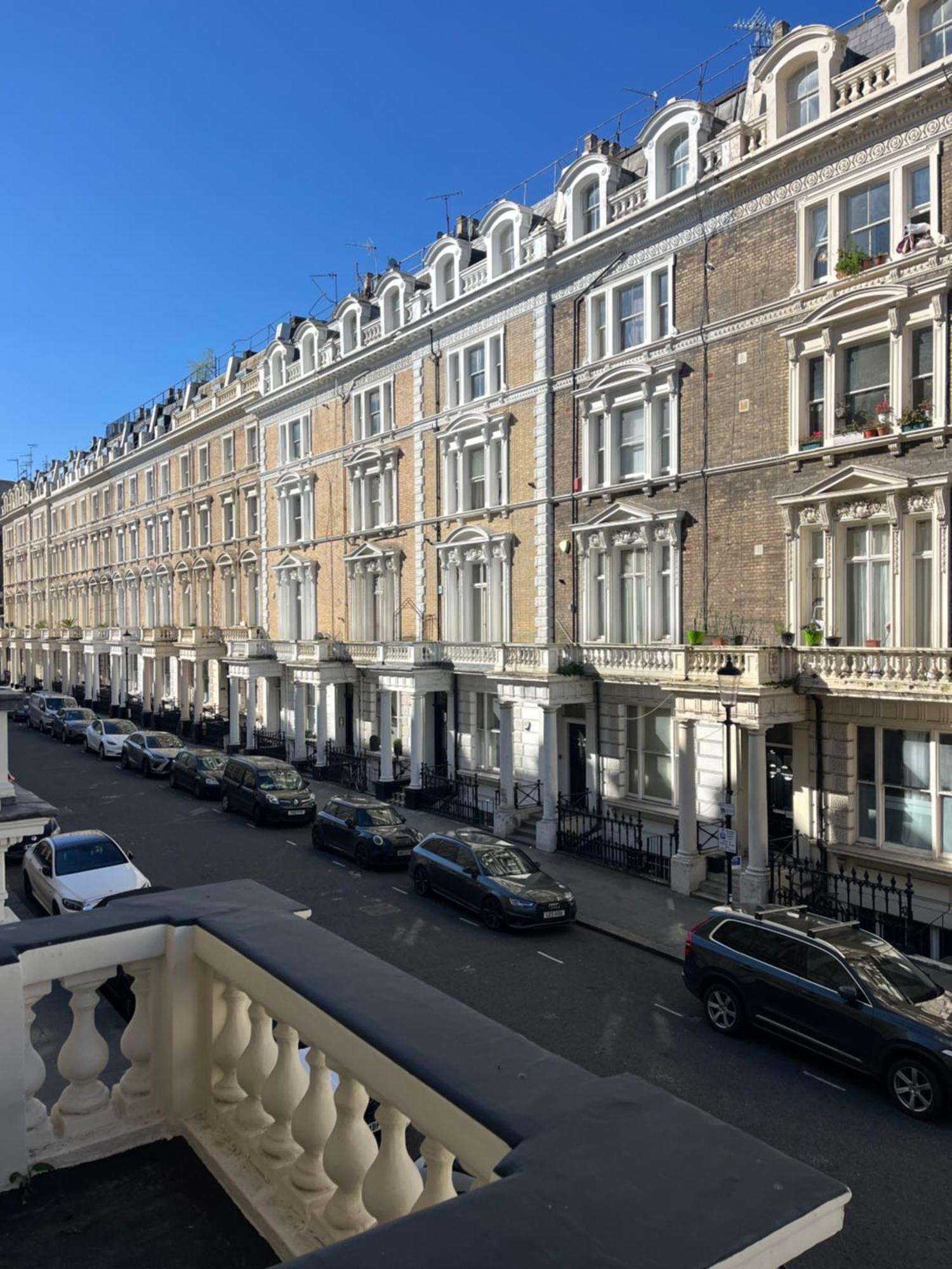Newly Refurbished- Awesome Very Central Flat In Famous Notting Hill With A Balcony Apartment London