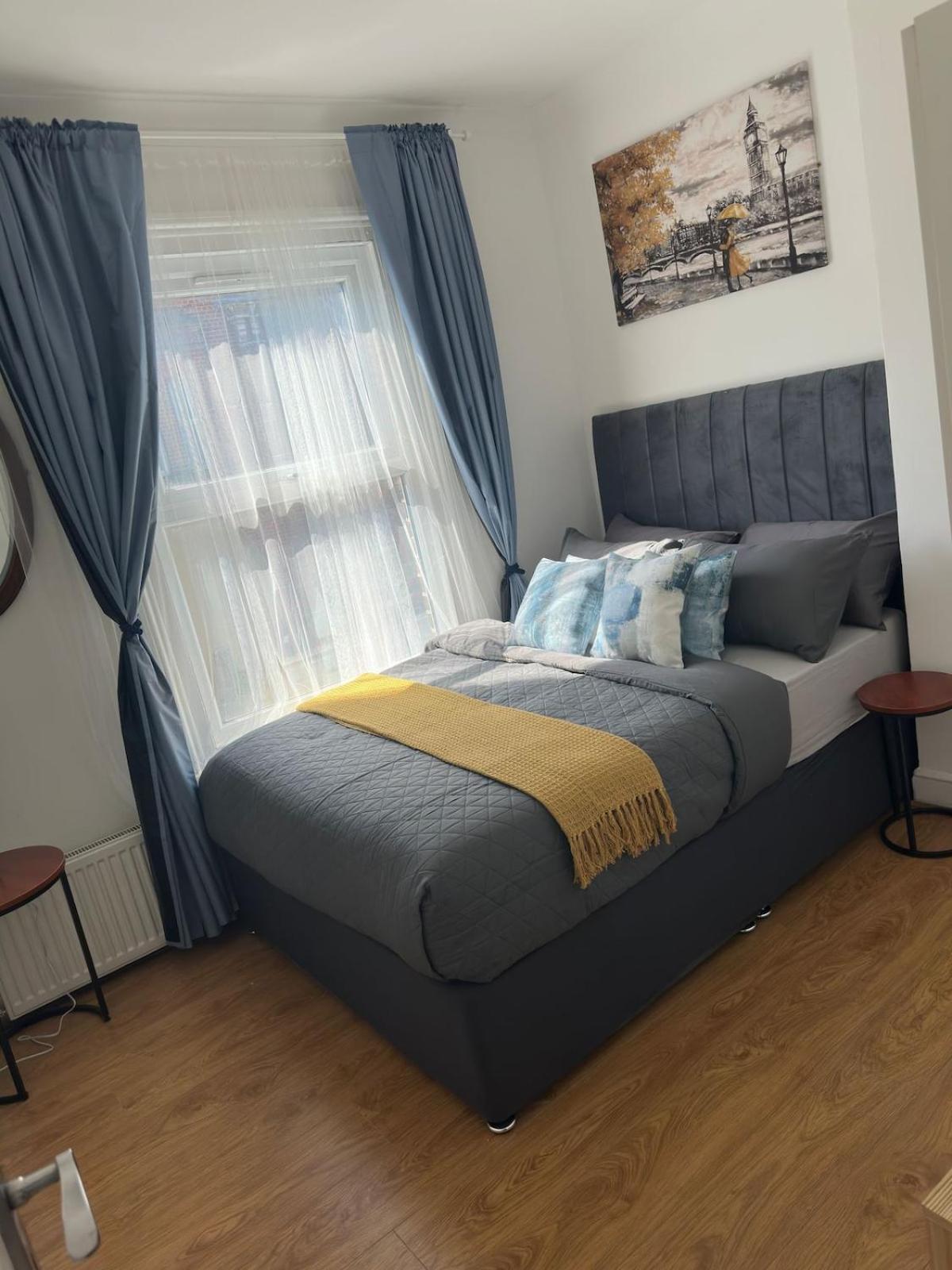 Apartment Spacious 2b Zone 2 Sleeps 4 F5 London