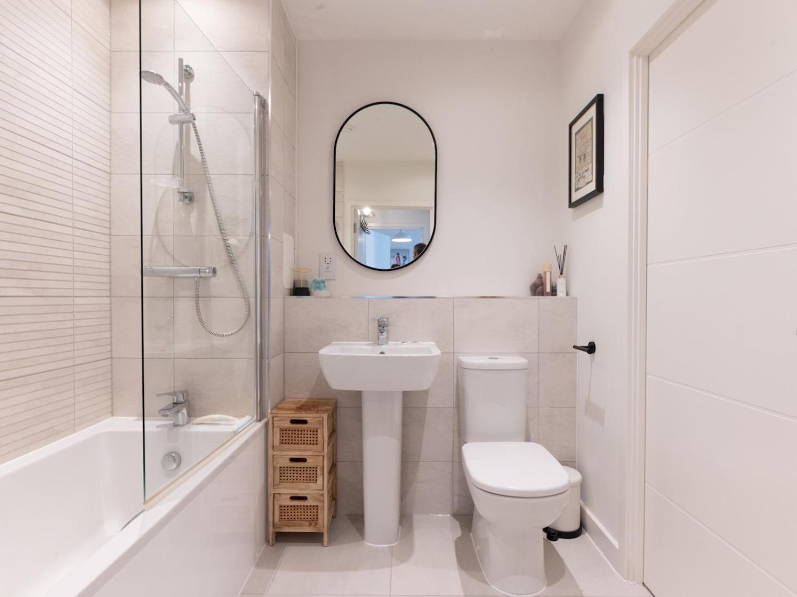 Pass The Keys Stylish Flat Near Charlton Station Apartment *