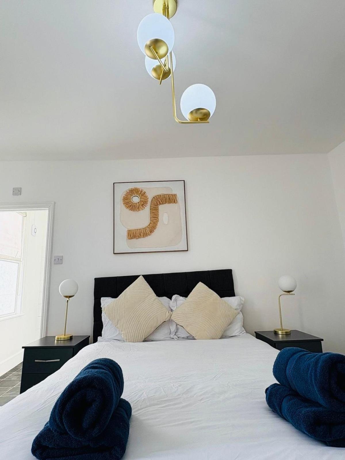 Apartment Askew Road Two Bedroom Flat *