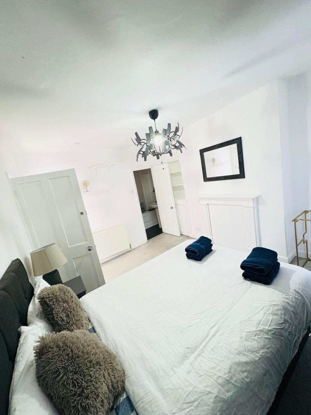 Askew Road Two Bedroom Flat London