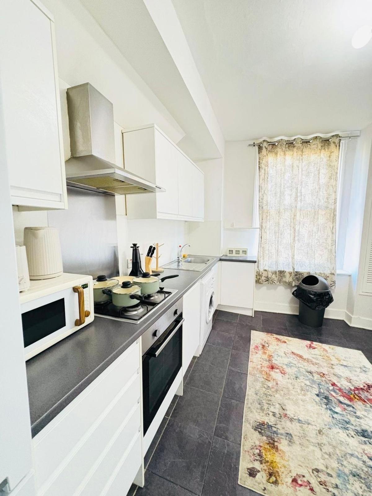 Apartment Askew Road Two Bedroom Flat London