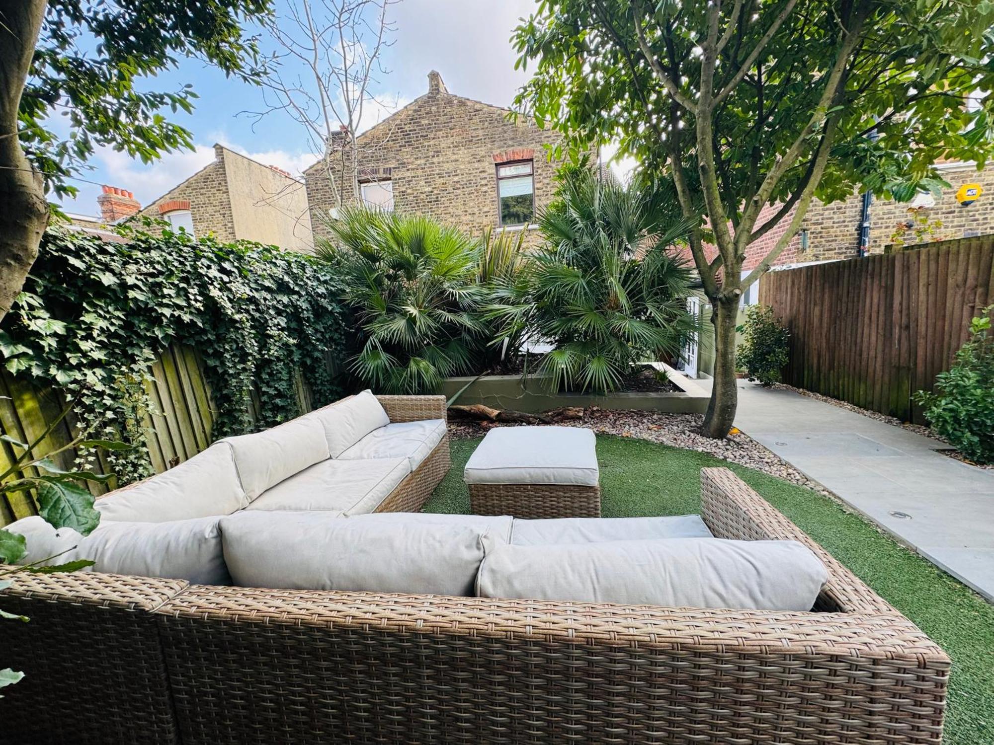 Stunning Home, Garden, Parking & Close Train Stations Apartment