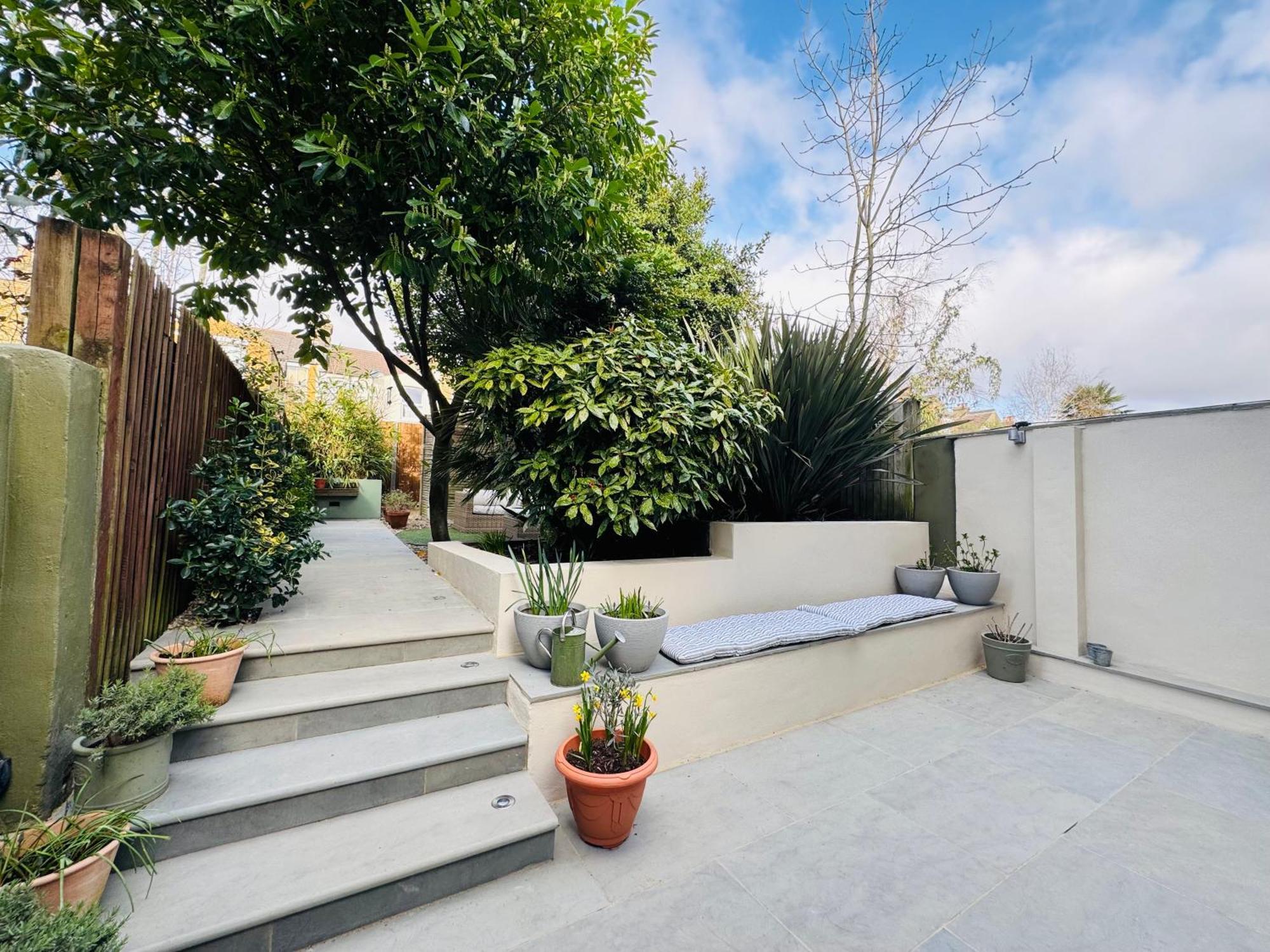 Stunning Home, Garden, Parking & Close Train Stations Apartment *