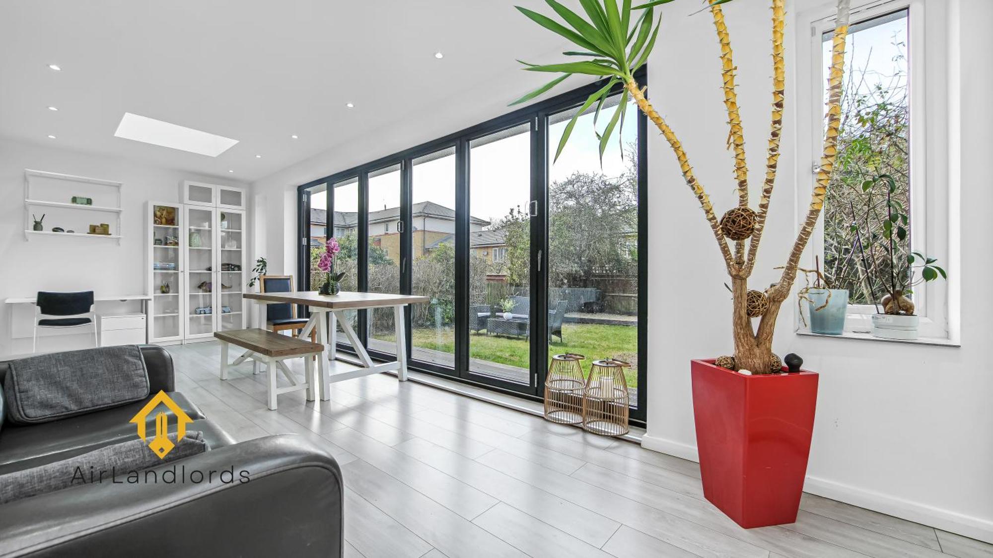 Exclusive 3 Bedroom House Near Manor House! Holiday home London