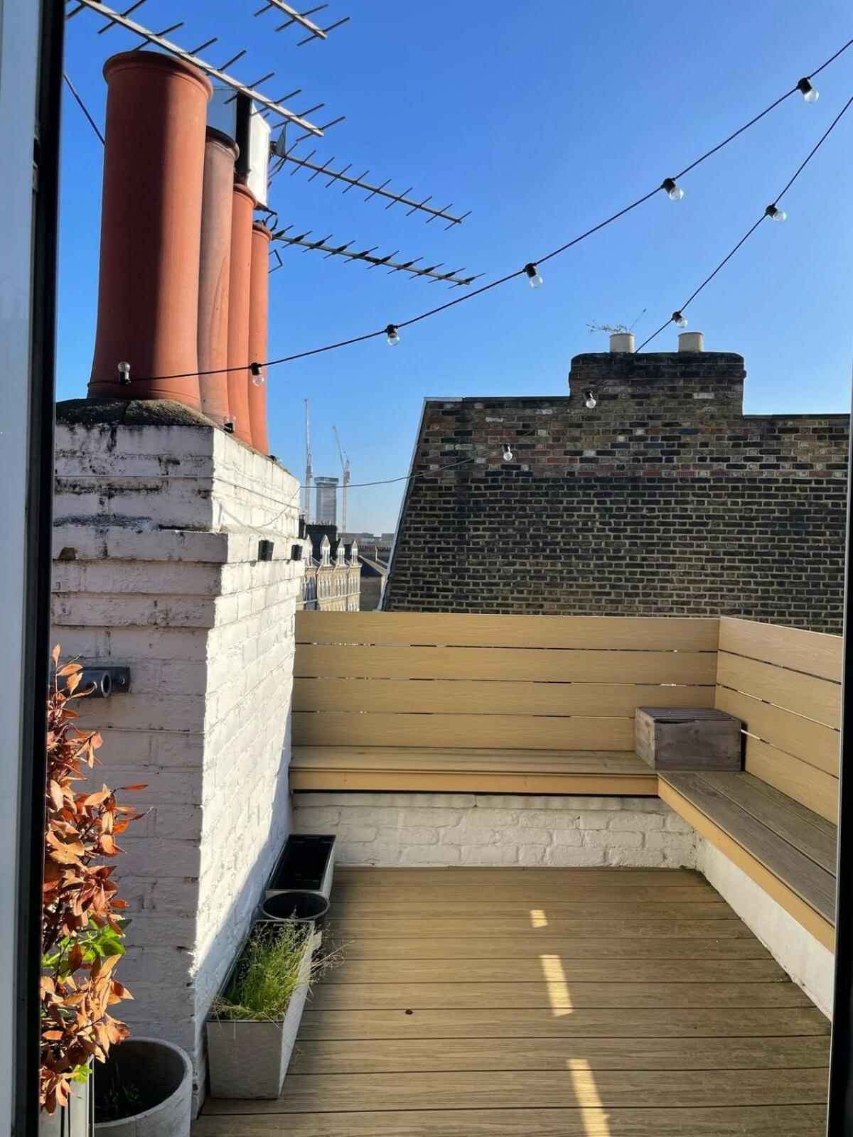 Boutique 2br With Roof Terrace Near Tube - West Kensington Appartement Londen