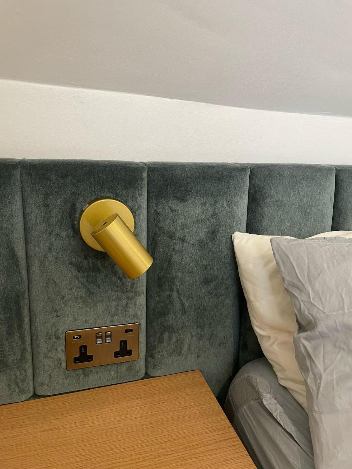 Boutique 2br With Roof Terrace Near Tube - West Kensington * Londen